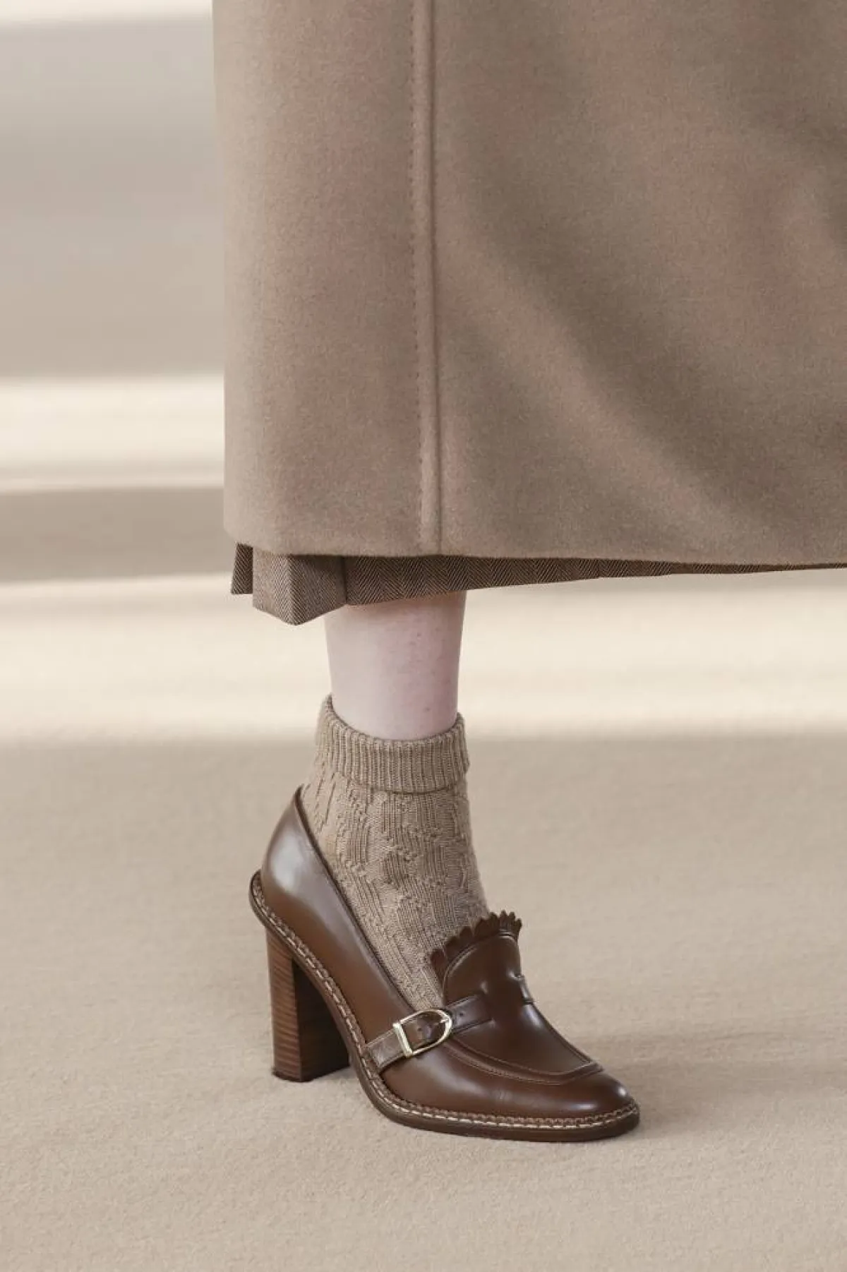 أحذية باللون البني