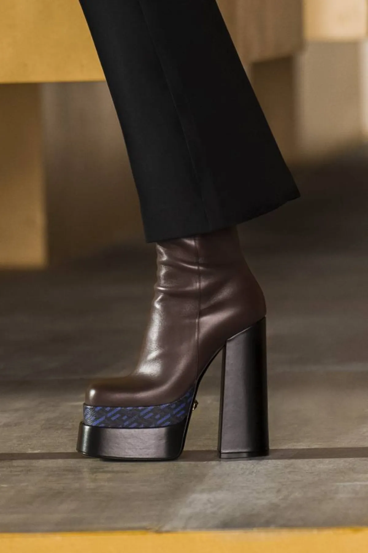 أحذية باللون البني