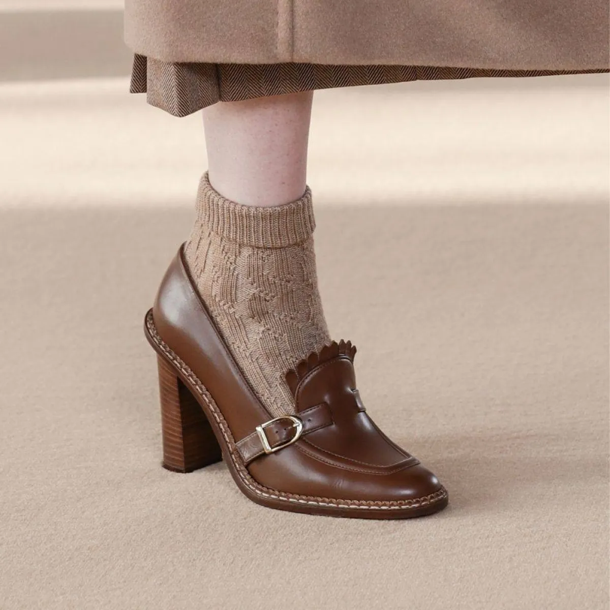 أحذية باللون البني