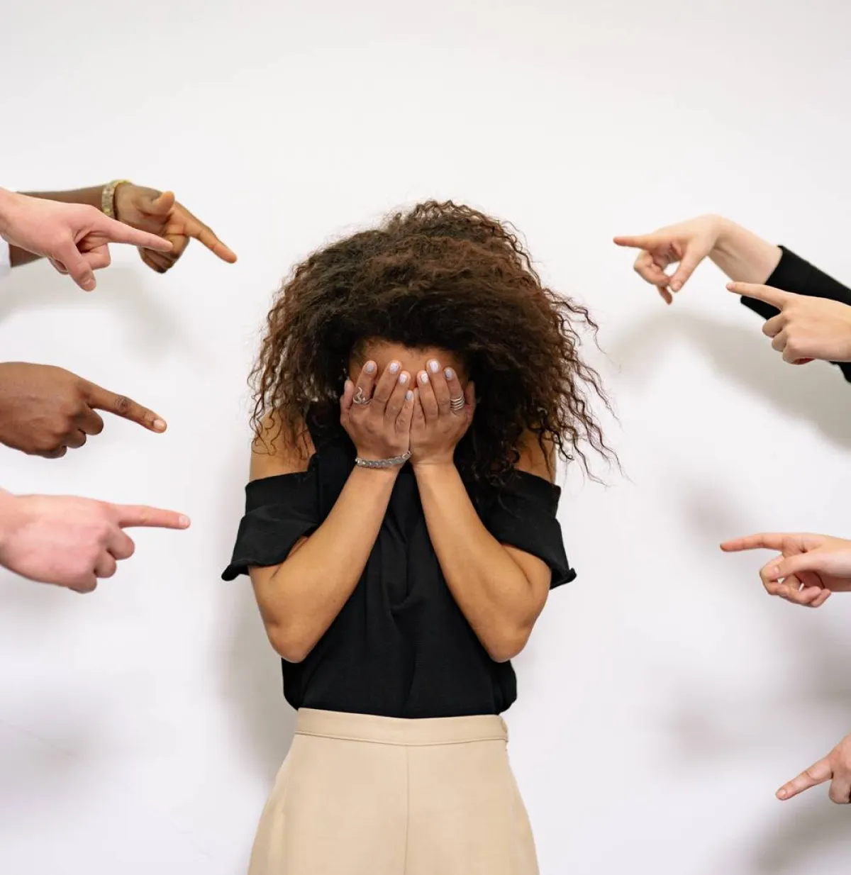 كيف تتوقفين عن الشعور بالحرج الاجتماعي 