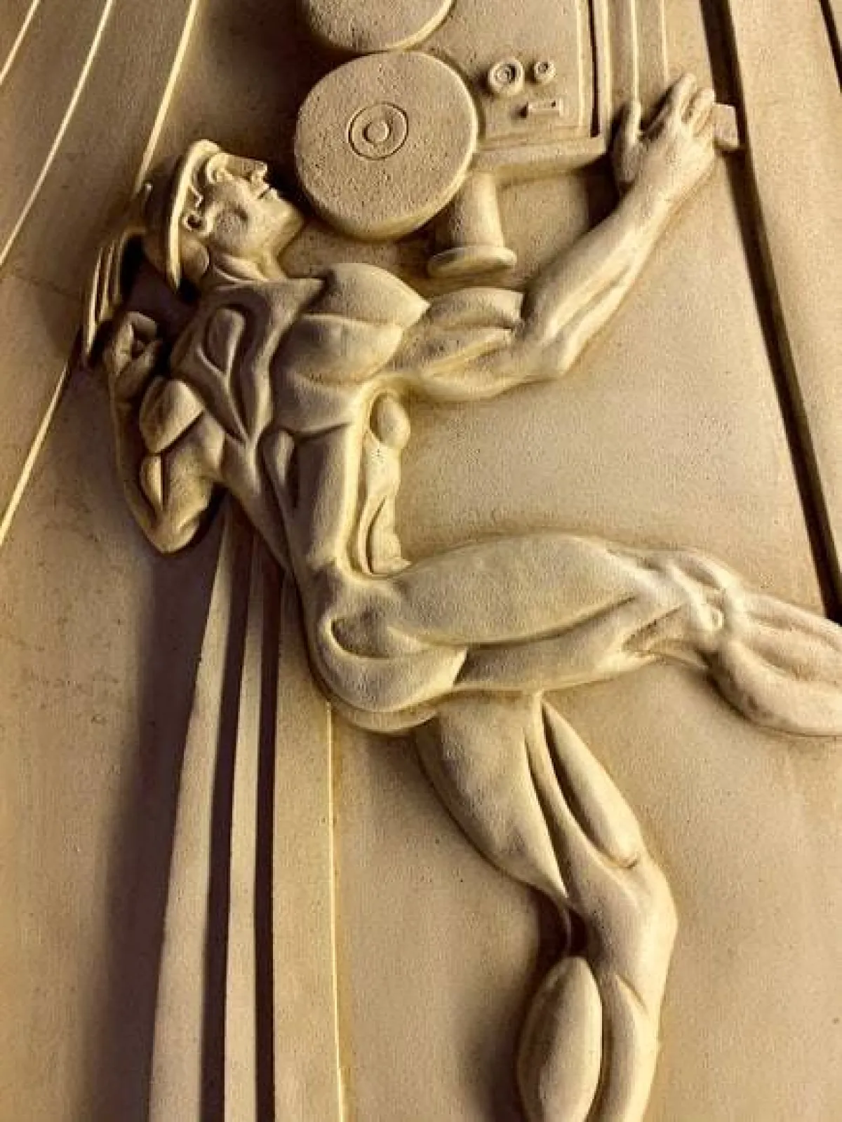 تمثال منحوت على معبد يوناني قدم