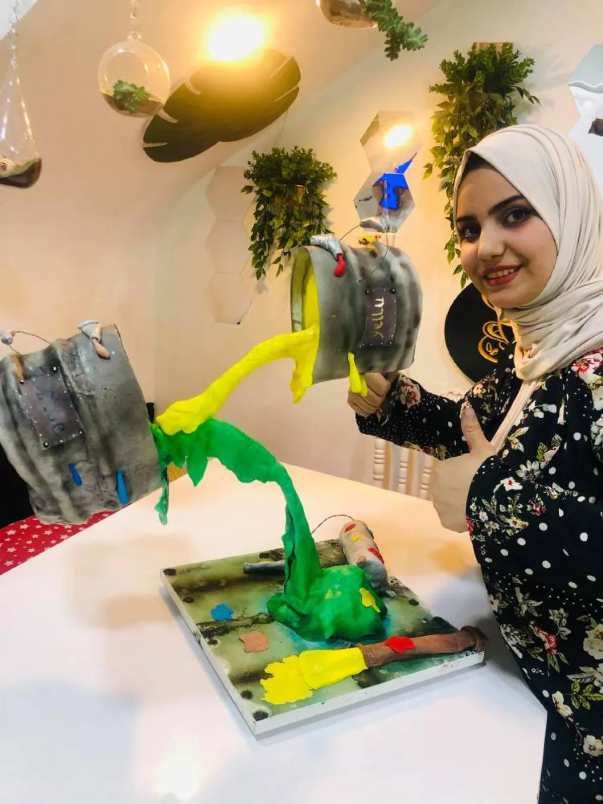 كيك علب الألوان تتحدى الجاذبية