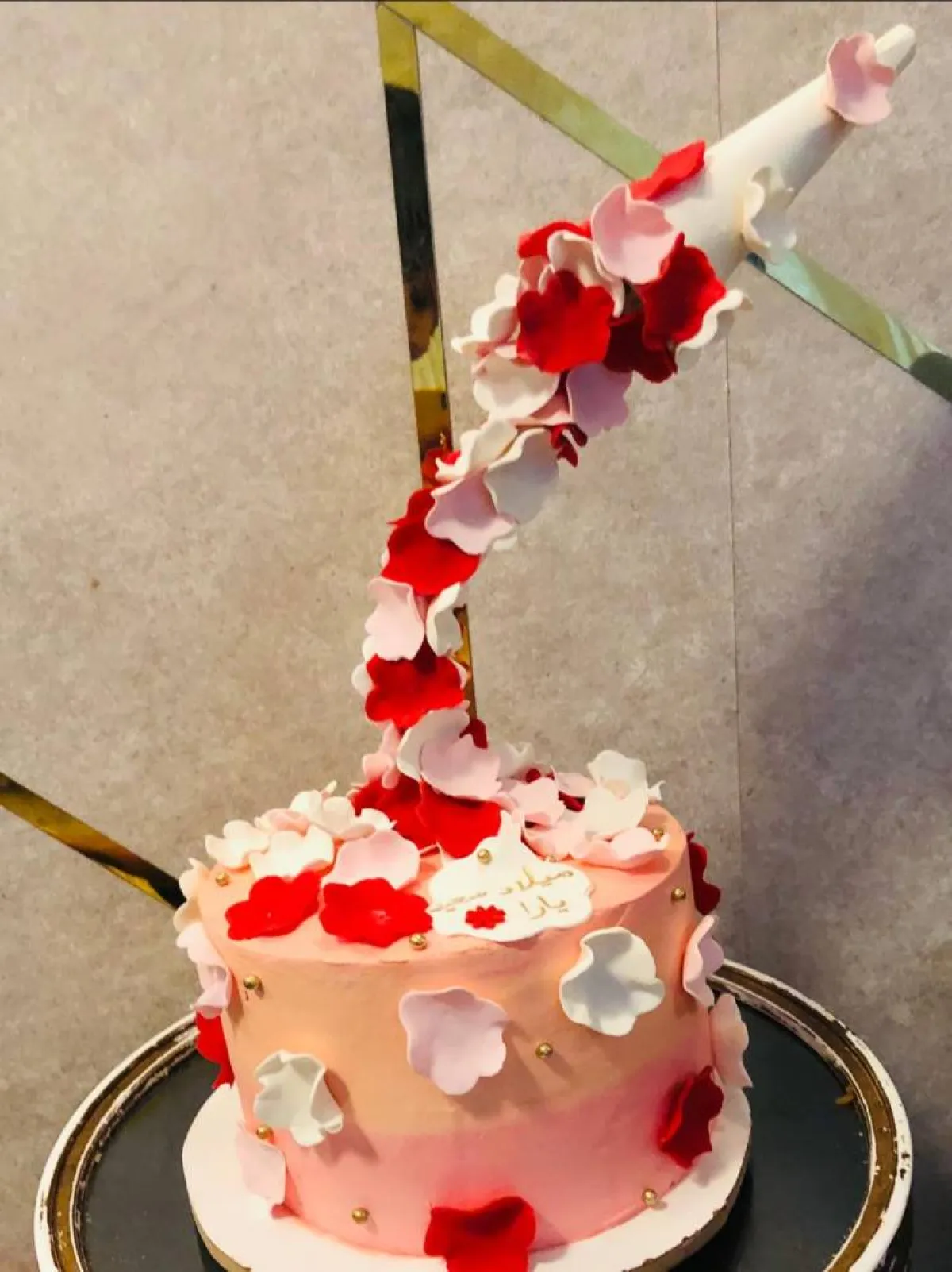 كيك آية حسن  تتحدى الجاذبية 