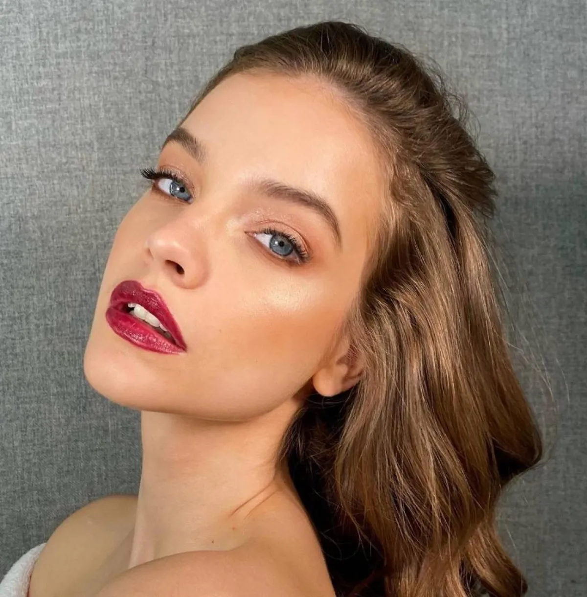 مكياج عيون ناعم وروج برغندي لموسم الرياض