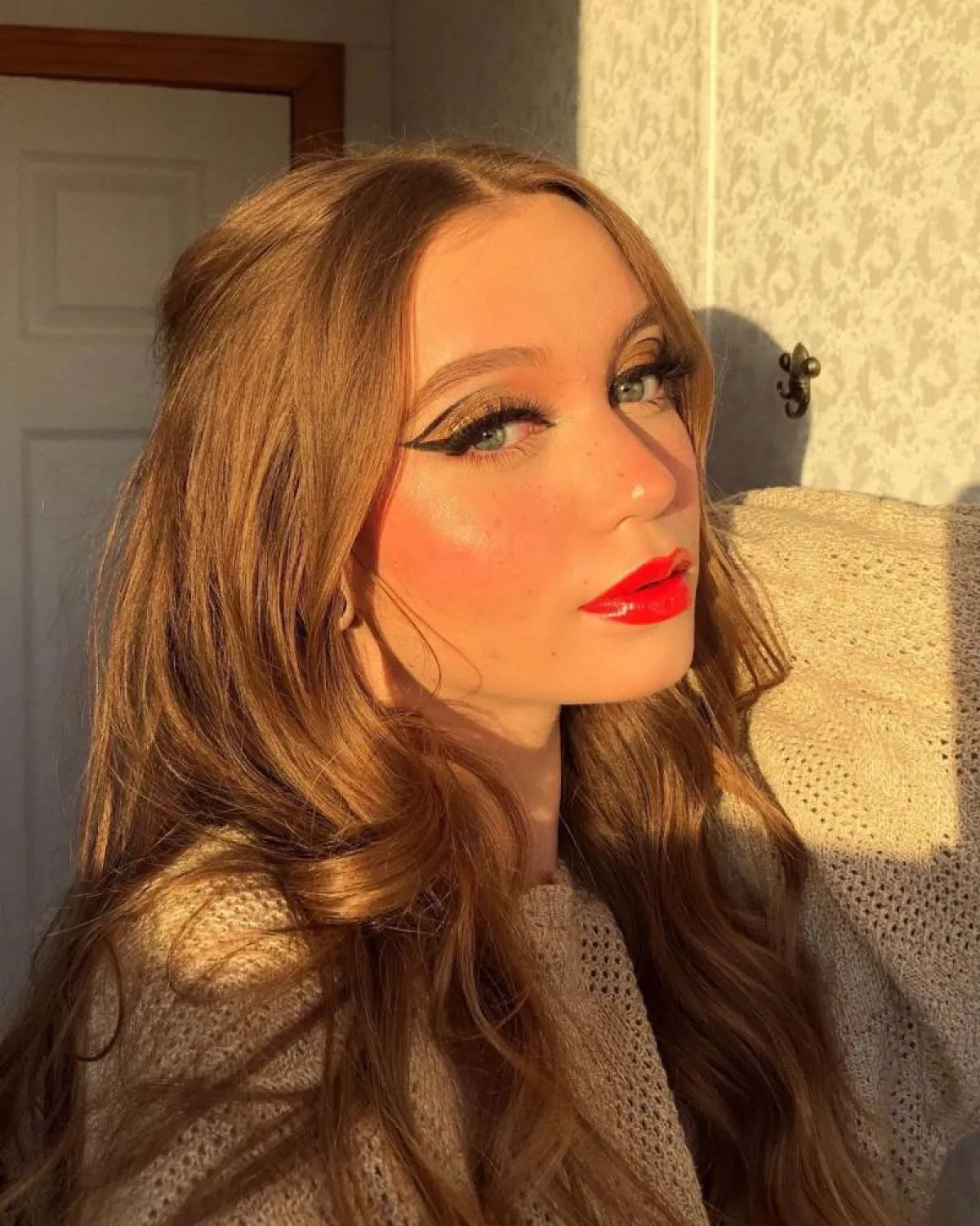 أيلاينر غرافيكي مع روج أحمر لموسم الرياض 2021