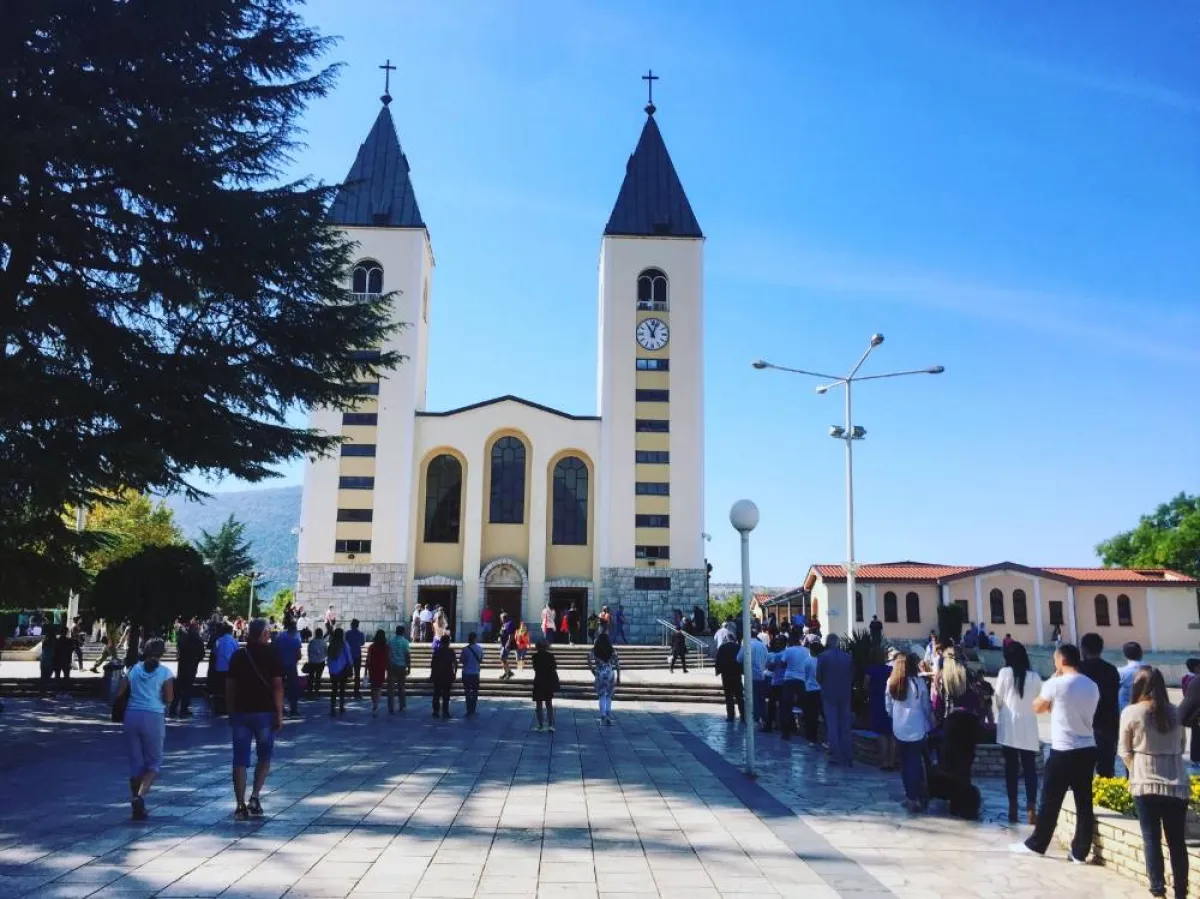 ينصح بالتعرف على المعالم التاريخية في جولات المشي المجانية