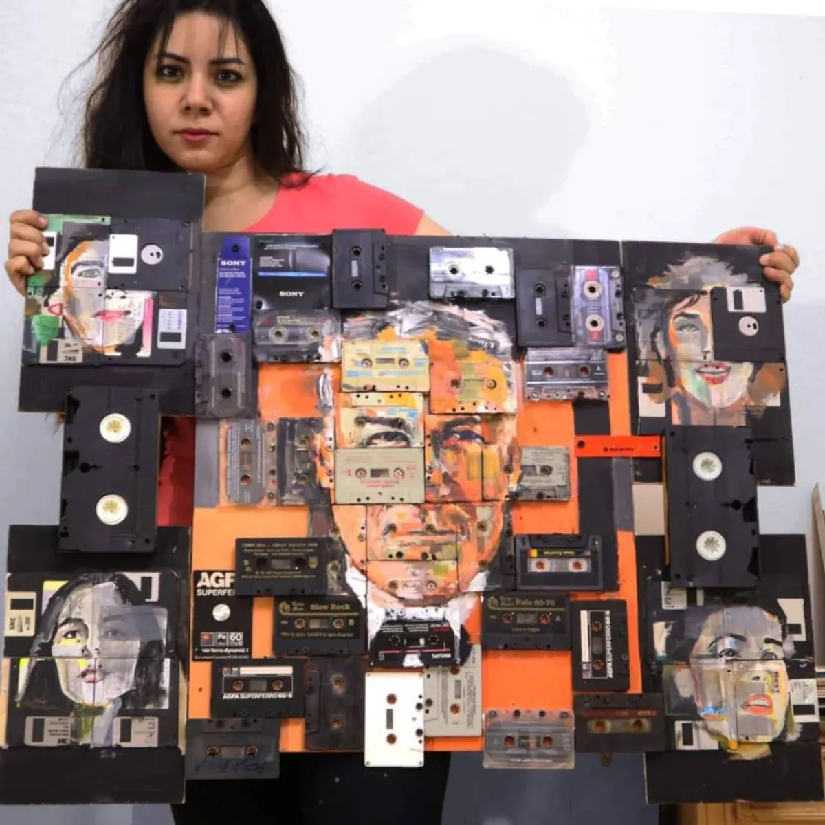 معرض "حتة ذكريات" سارة مدحت ولوحاتها عبر شرائط الكاسيت والفلوبي ديسك