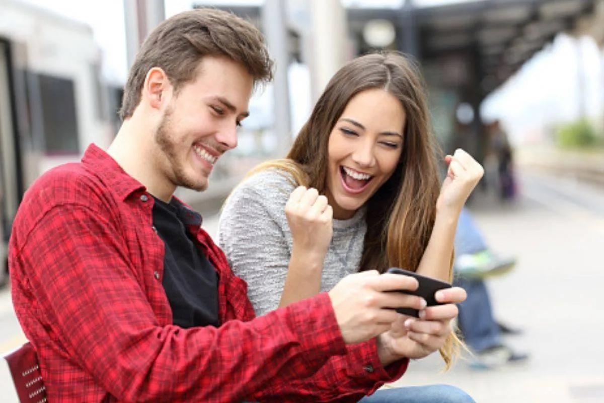 افرحا سوياً