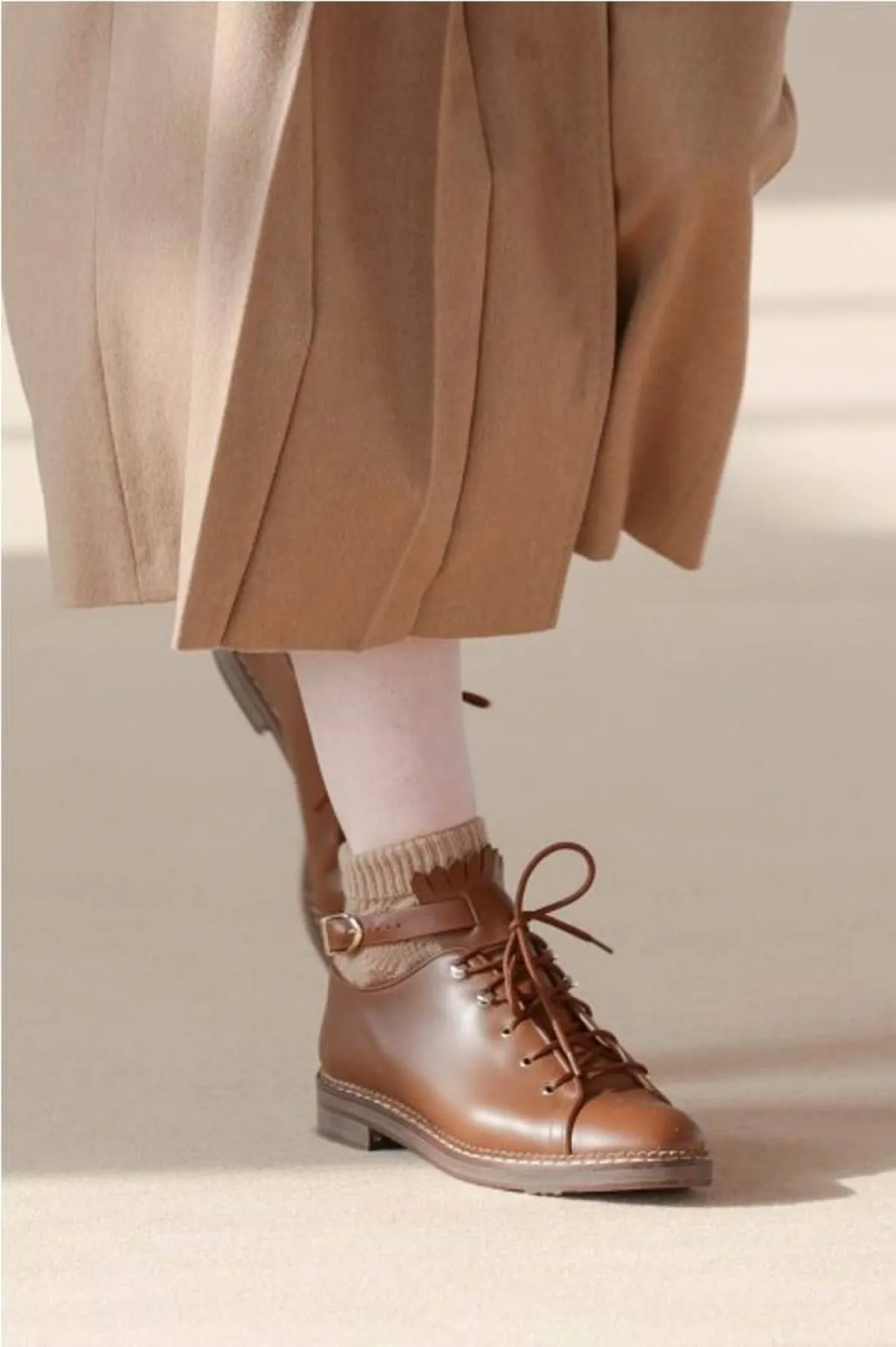 جزمة باللون البني من ماكس مارا  Max Mara