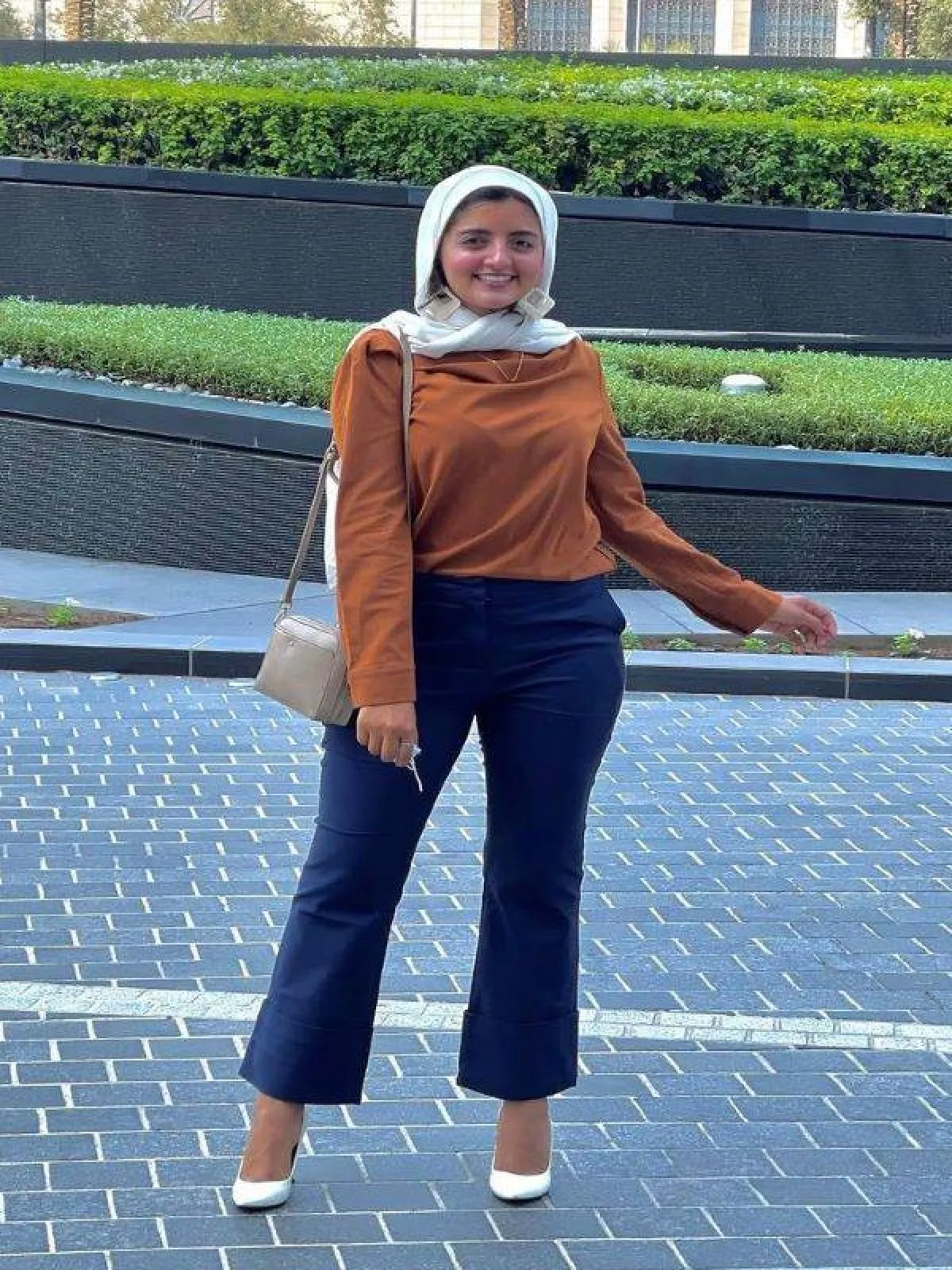 اطلالة خريفية بالكنزة البنية