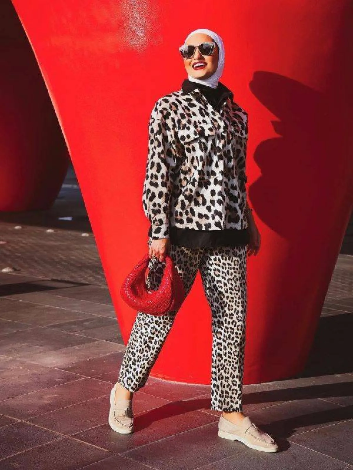 تنسيق الكنزة مع الأزياء المطبعة