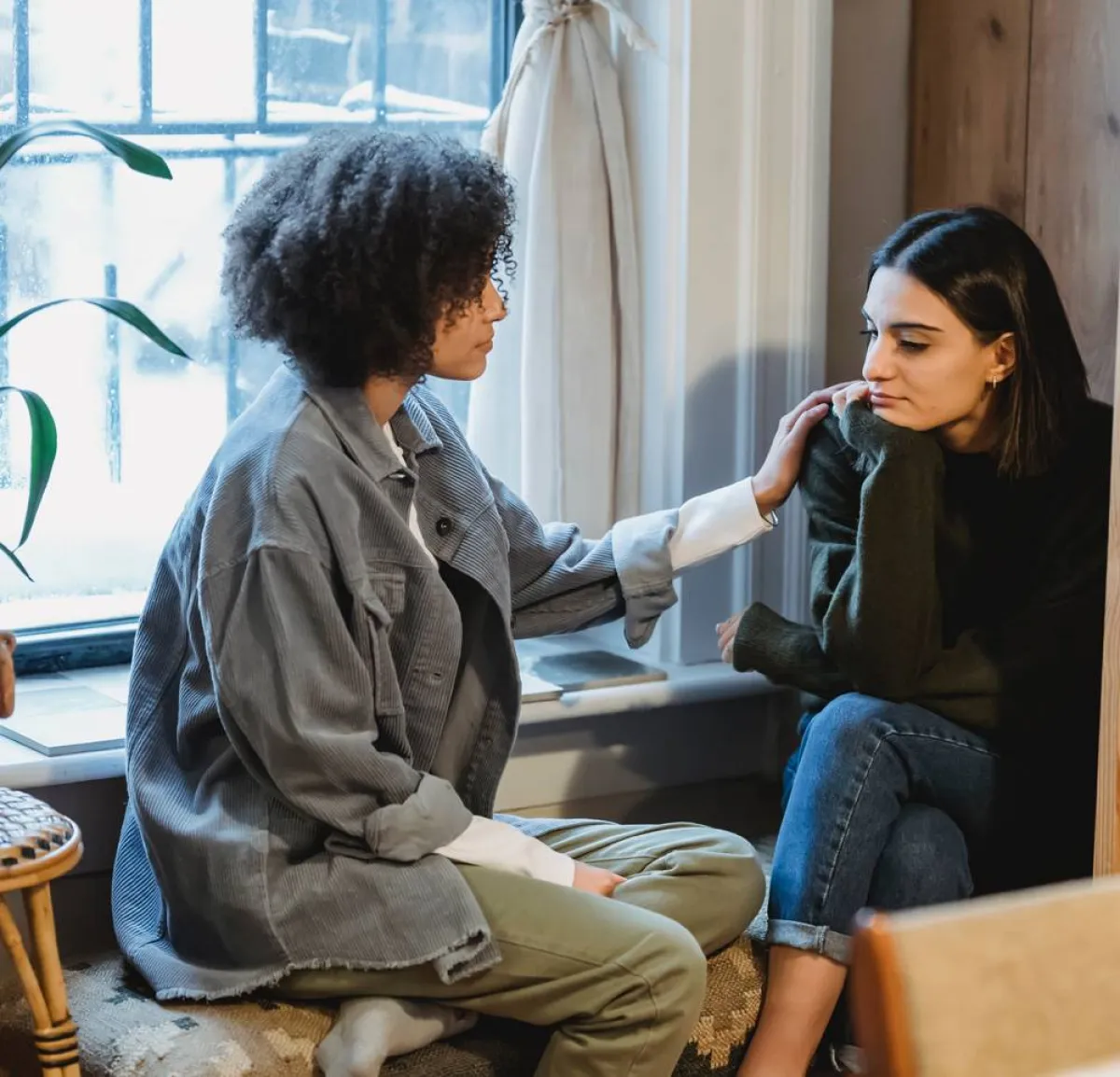 طرق لمساعدة صديقك في التغلب على مشاكل ثقته