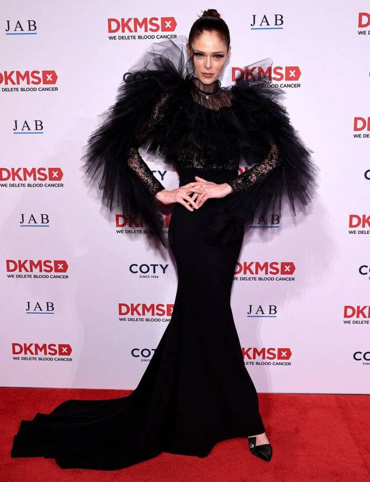 العارضة كوكو روشا ترتدي فستاناً أسود 