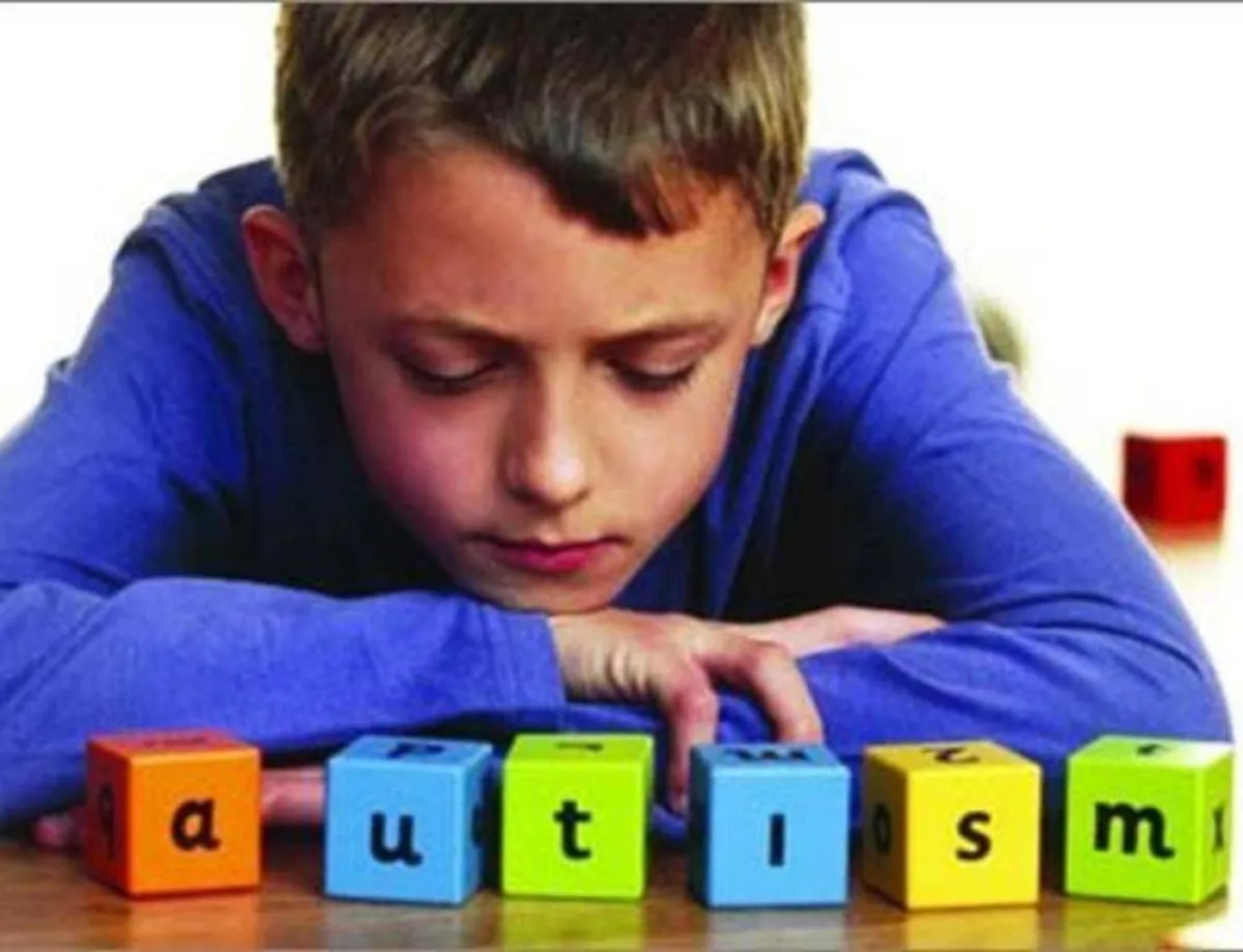 صورة لطفل يحاول أن يكون اجتماعياً