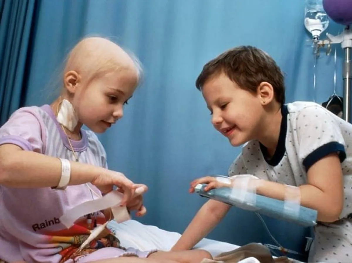 صورة لأطفال يعانون من السرطان