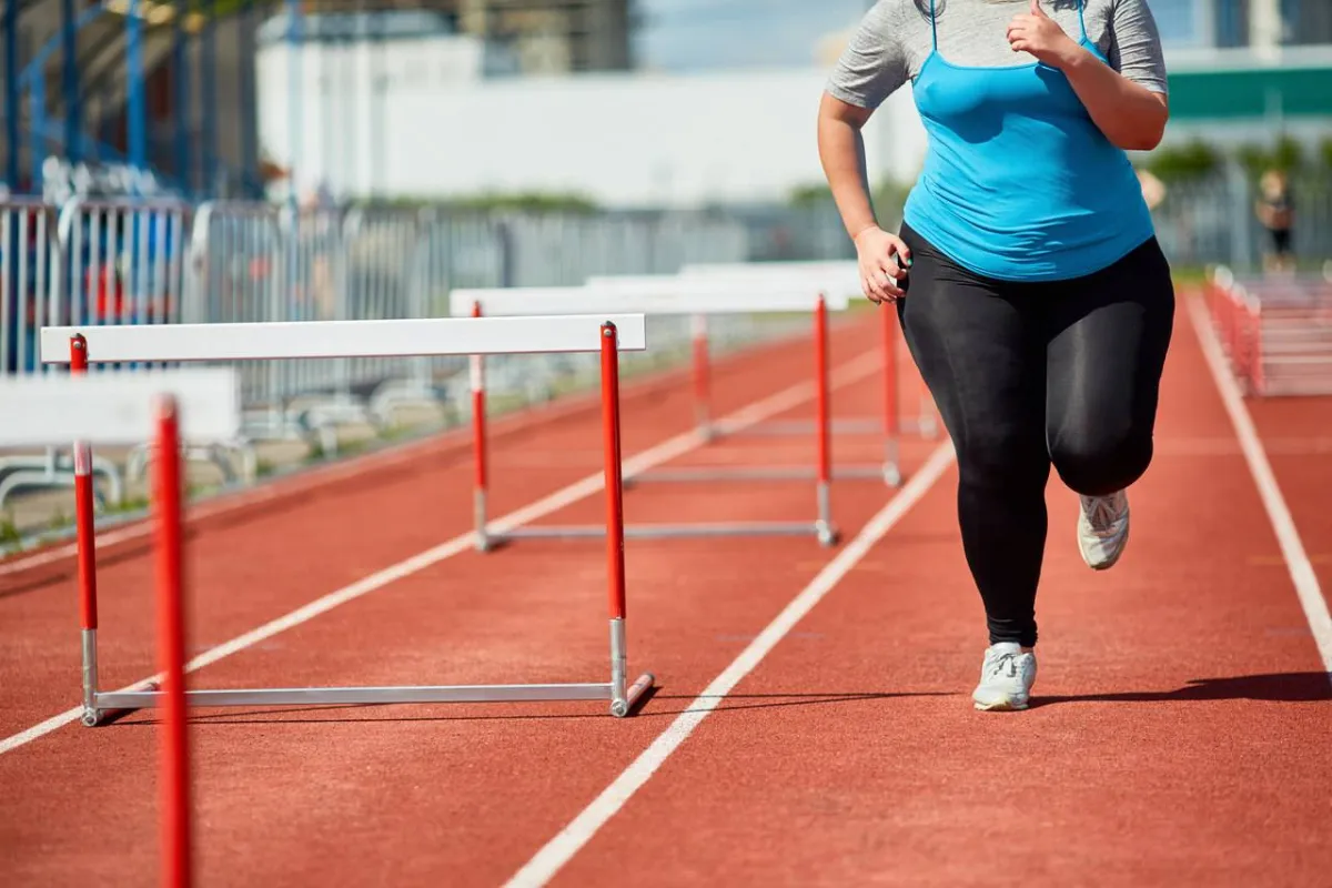 صورة لامرأة بدينة تمارس الرياضة