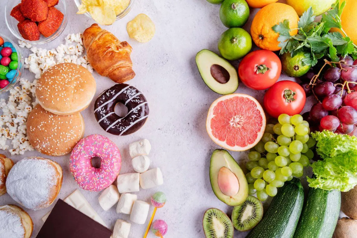 صورة لأطعمة صحية وغير صحية