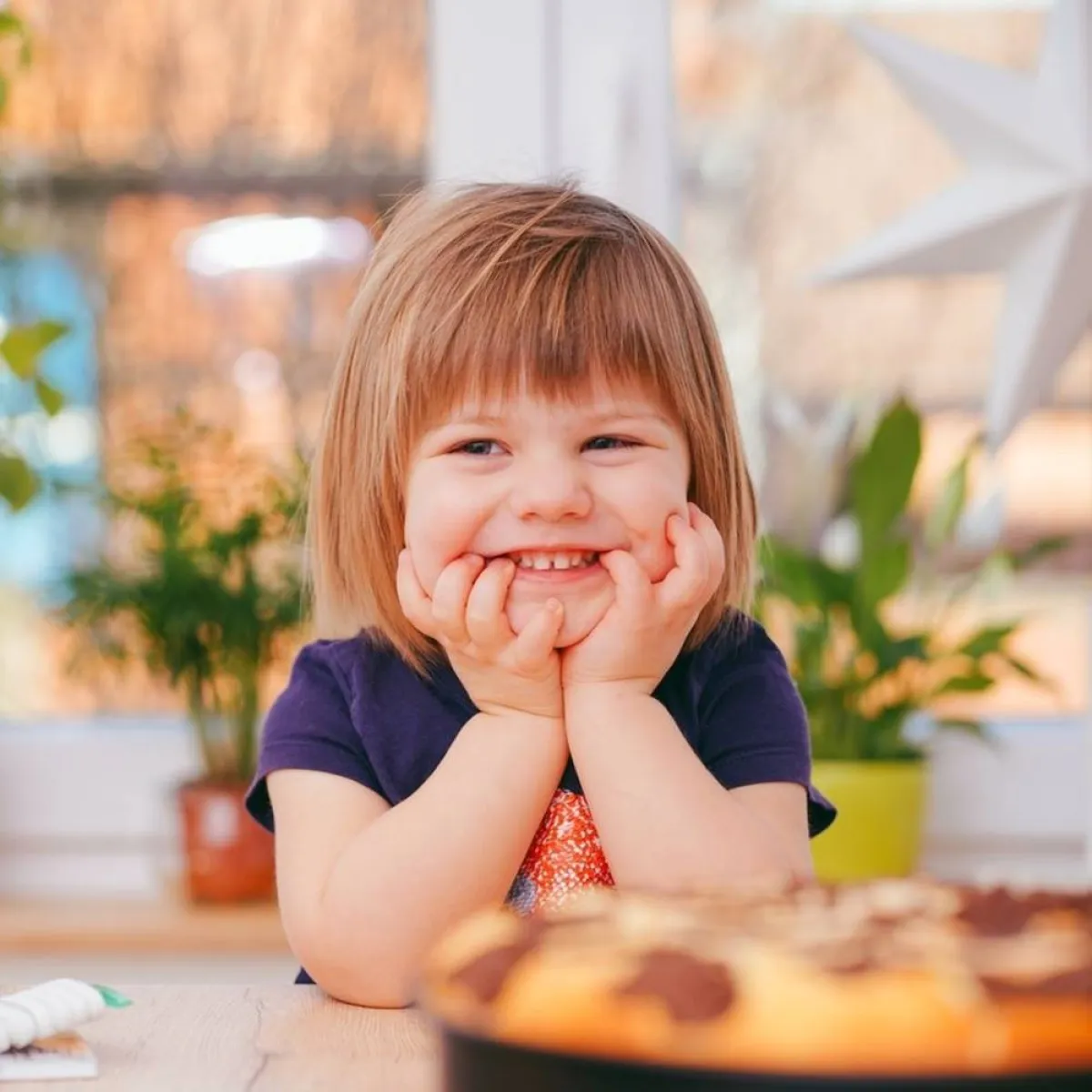 صورة لطفلة تضحك بخجل