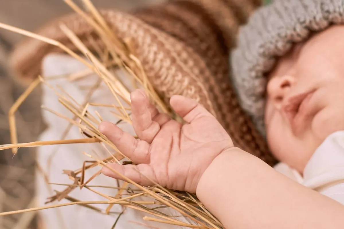 صورة لطفل نائم بين كومة من القش