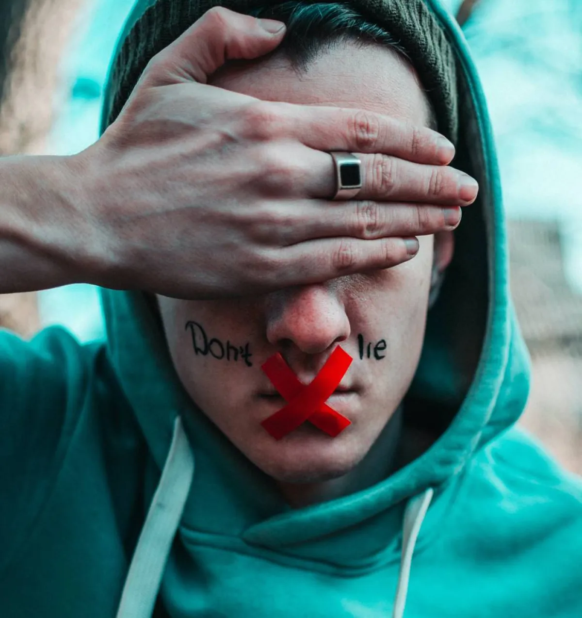 التعامل مع صديق يكذب بشكل مَرَضي