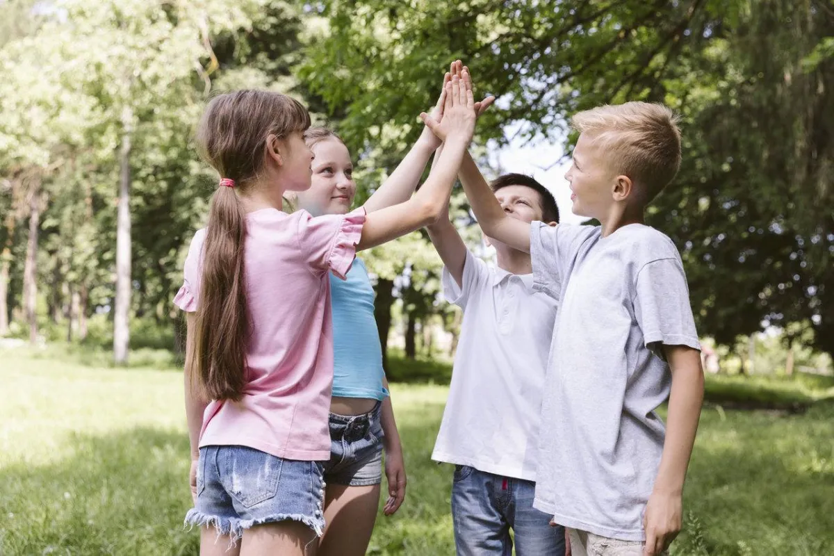 صورة لأطفال يمرحون معاً