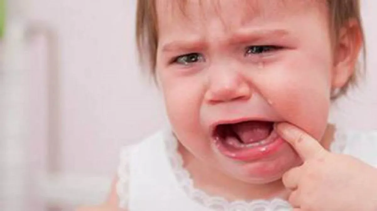 صورة لطفل يبكي من شدة أعراض التسنين 