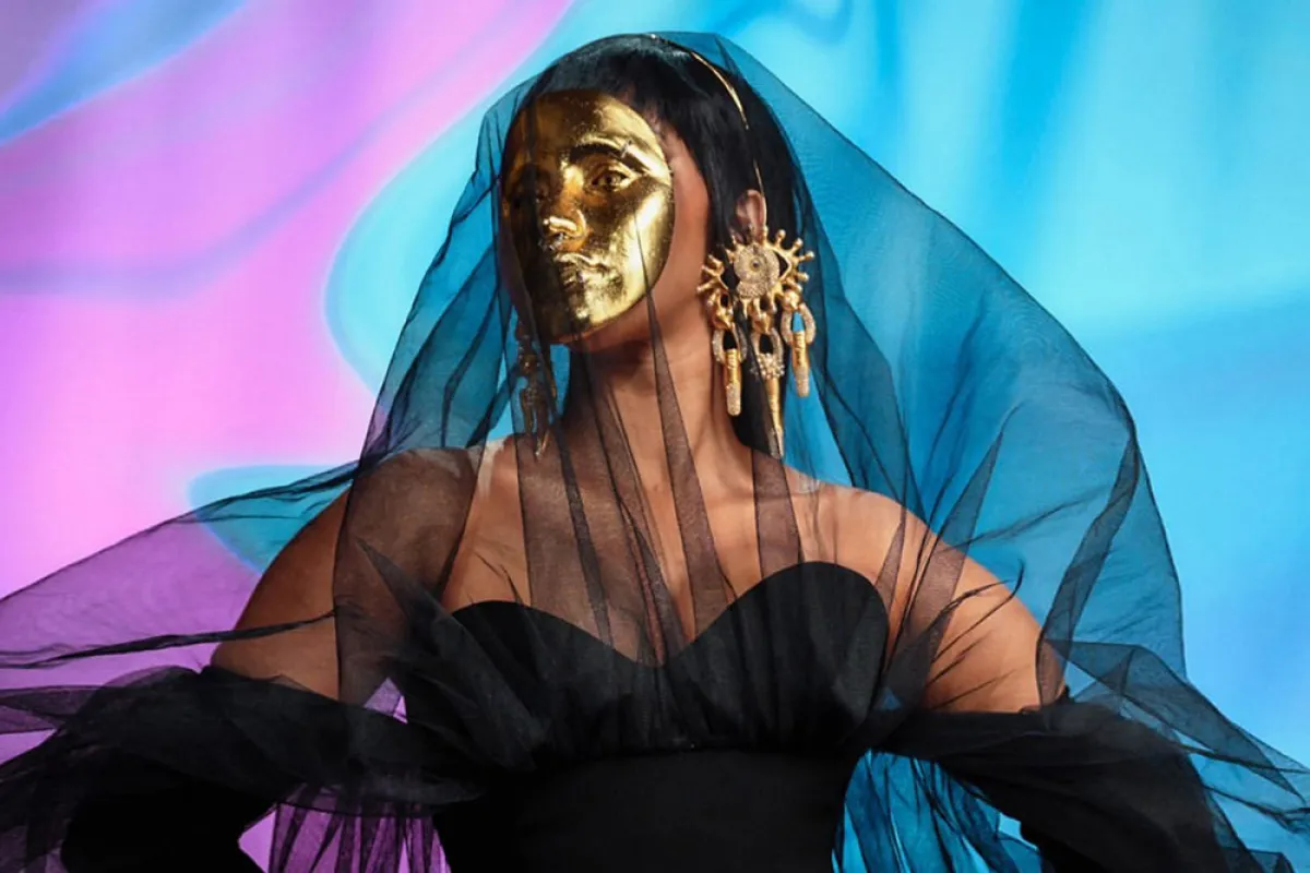 كاردي بي ترتدي الأسود