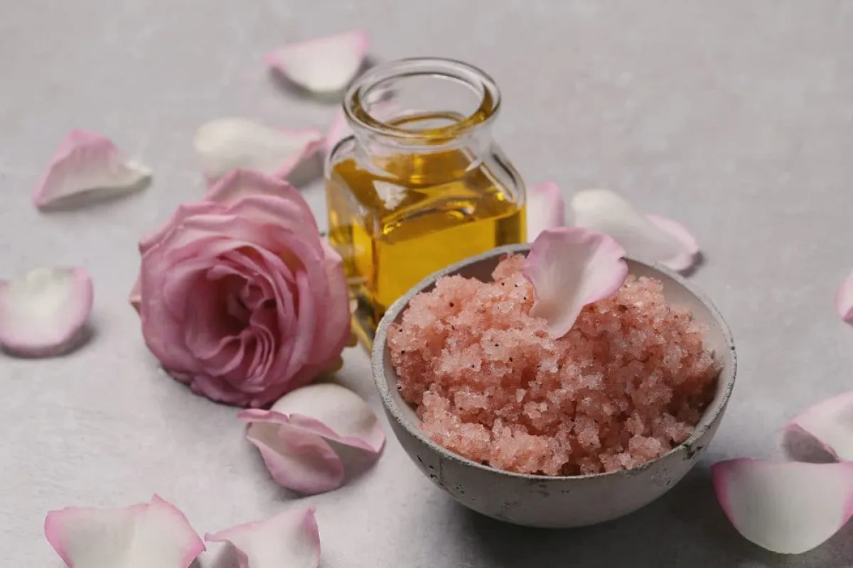 فوائد زيت الورد للاظافر