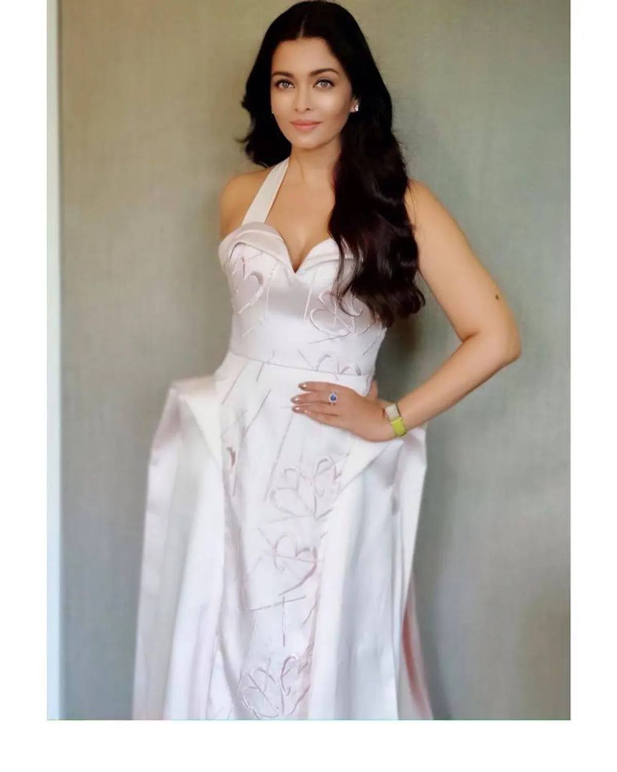 ساعات ملونة مع فساتين السهرة البيضاء