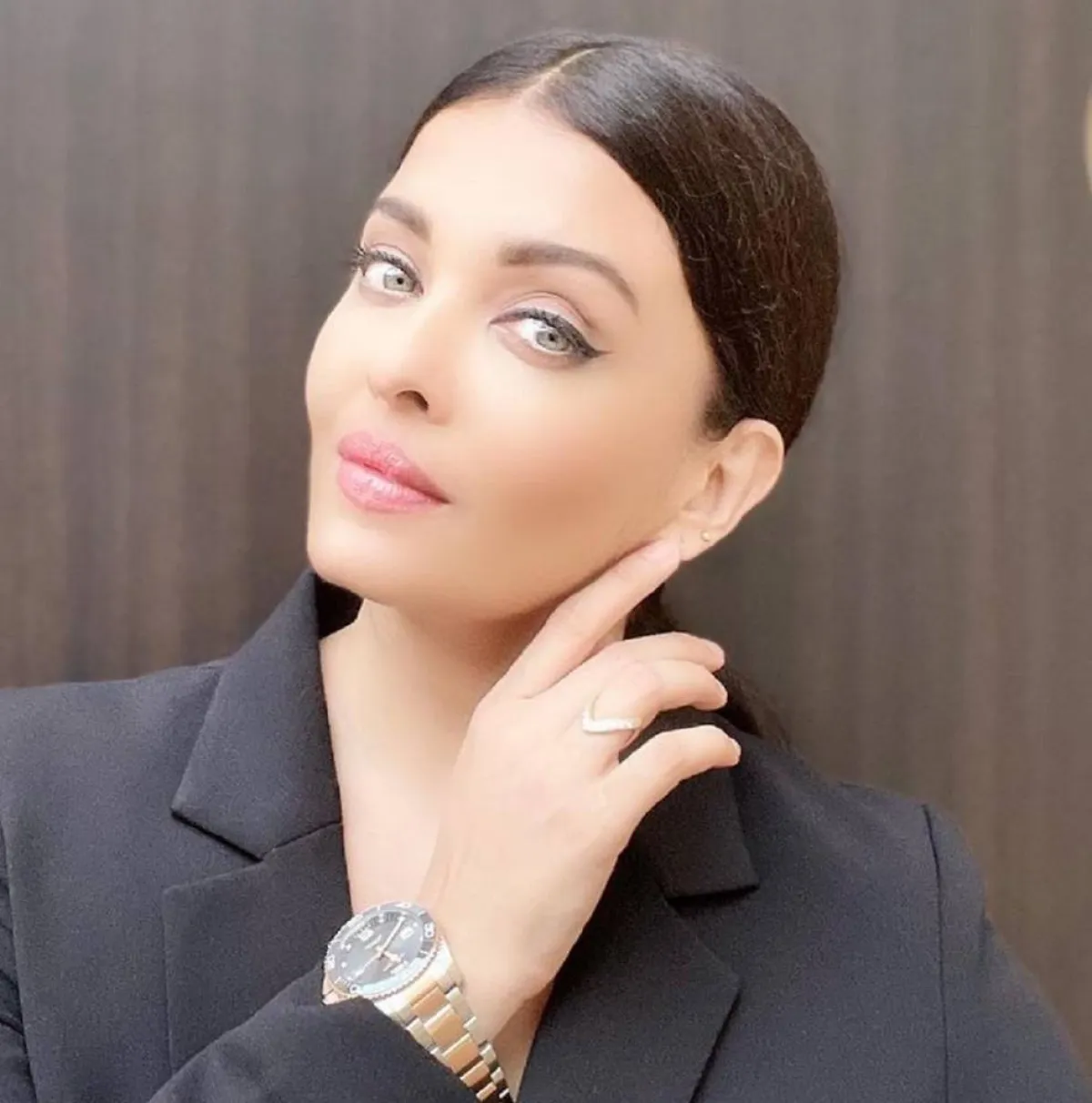 في يوم ميلادها.. ساعات آيشواريا راي تكمل إطلالاتها وفساتين سهرتها