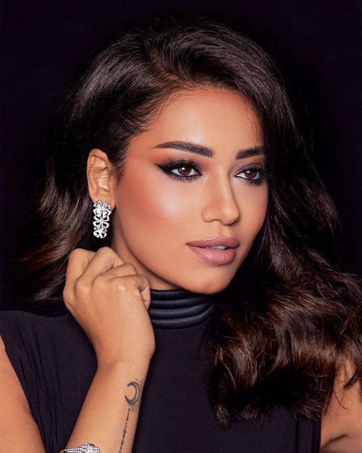 الذهب الأبيض مع فستان أسود