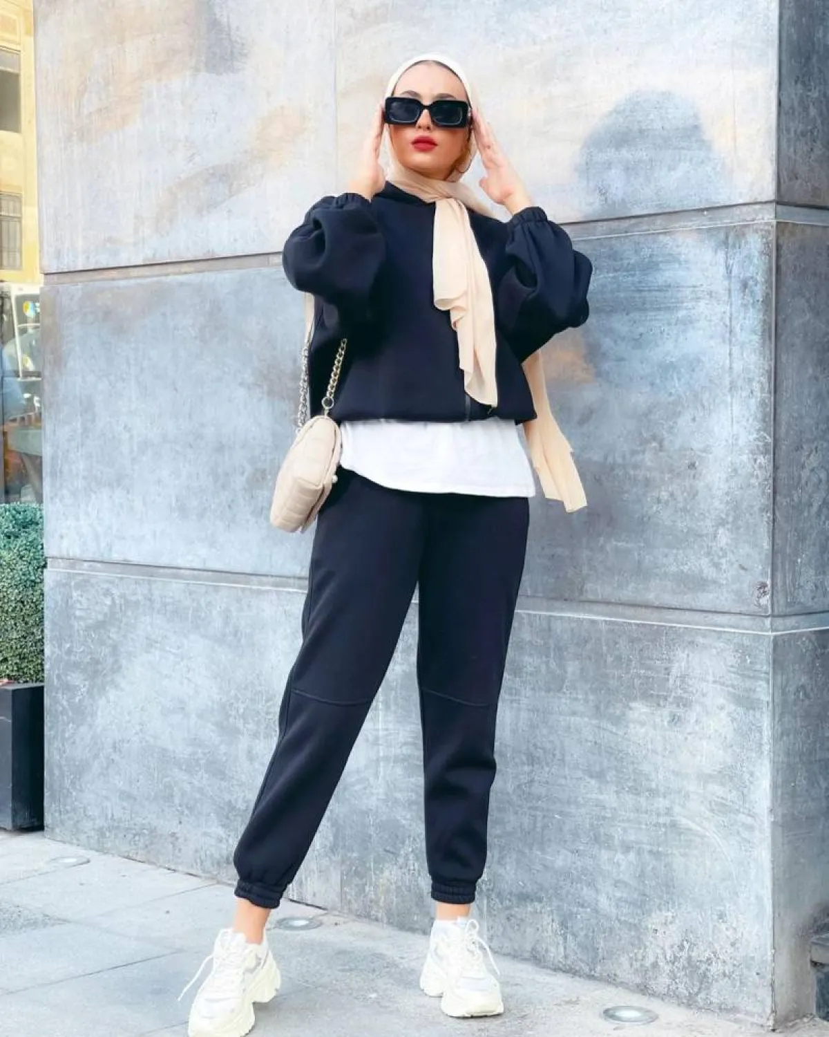 مريم حسن بإطلالة رياضية باللون الأسود مع إيشارب بيج باستيل وقميص أبيض
