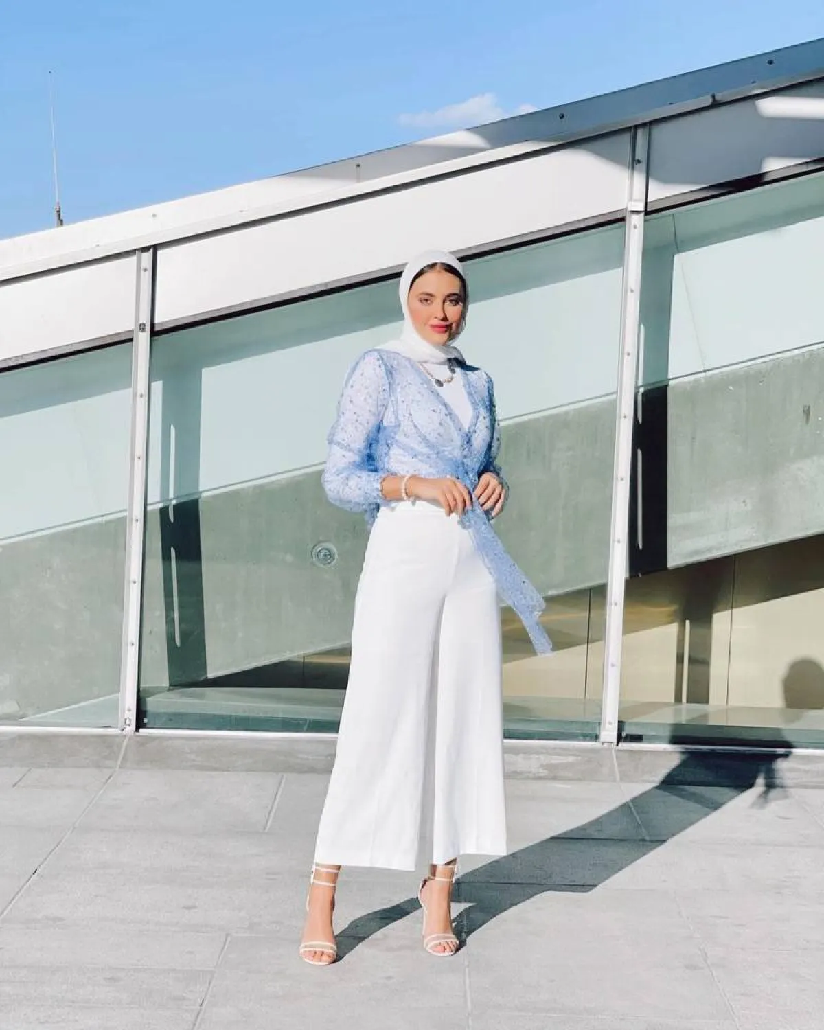 مريم حسن ببلوزة تول زرقاء مطرزة مع بنطلون أبيض واسع 