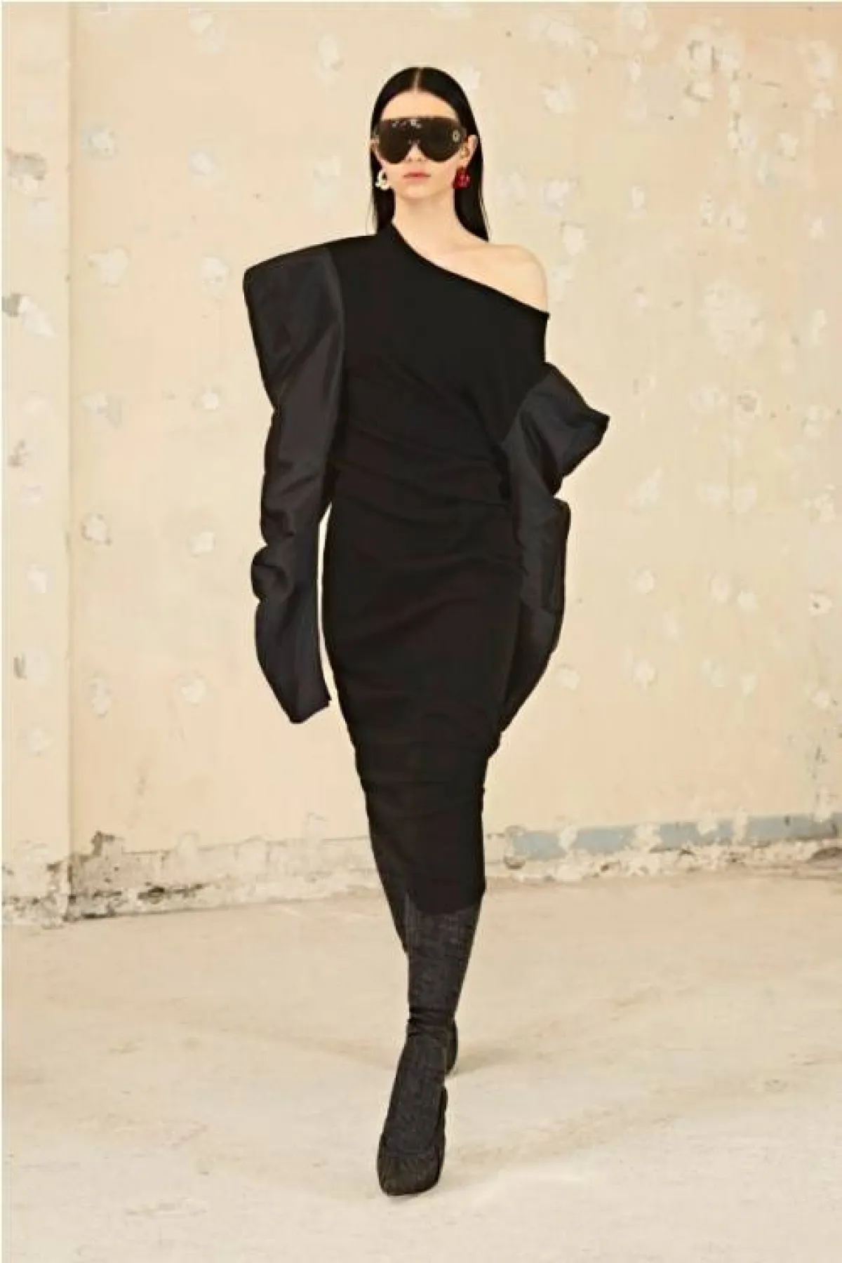 الفستان الأسود بأكمام منفوخة من أكني Acne