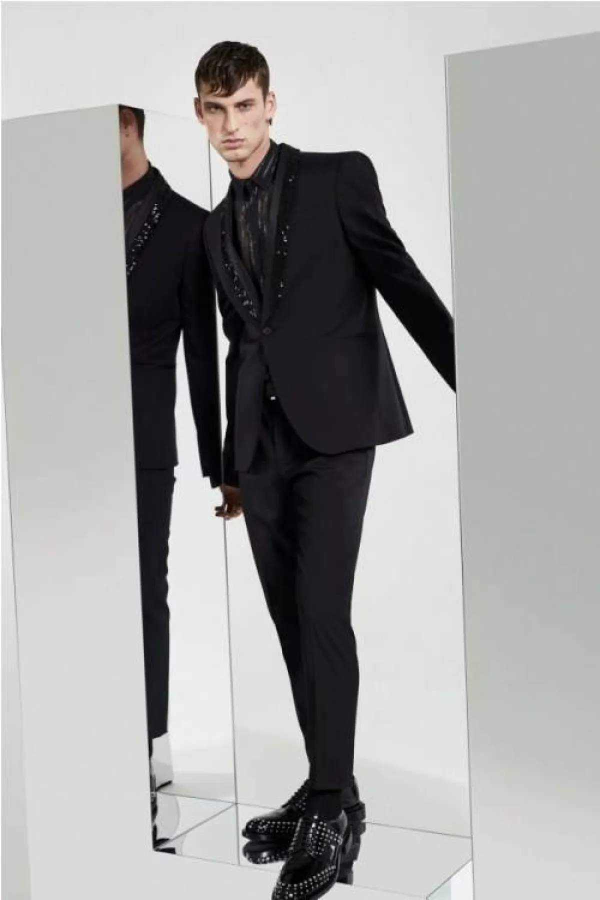 بدلة سوداء بتصميم ضيّق للبنطلون من لي أوم Les Hommes