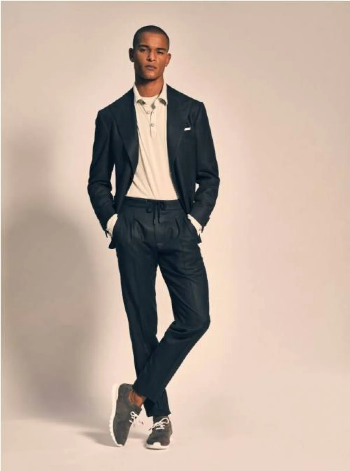 بدلة سوداء كلاسيكية مع قميص أبيض من كيتون Kiton