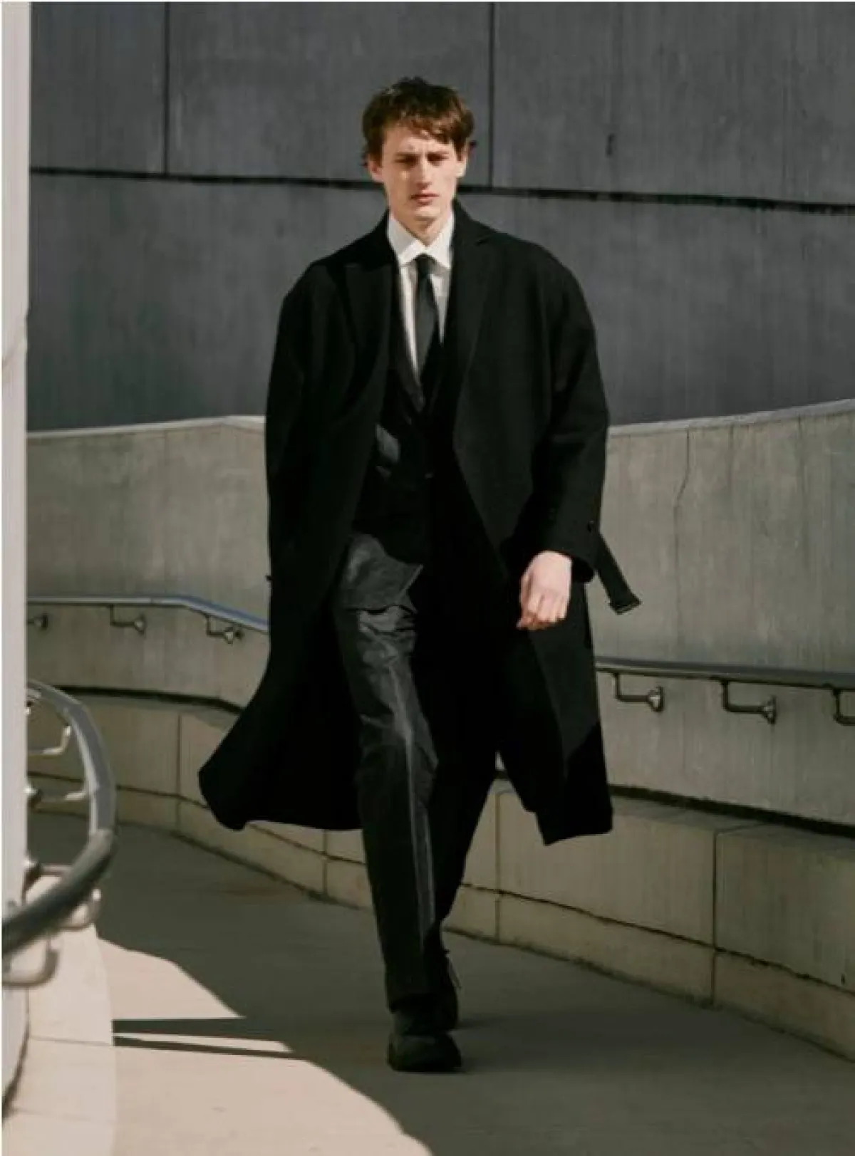 بدلة سوداء كلاسيكية من كوه تي Koh T