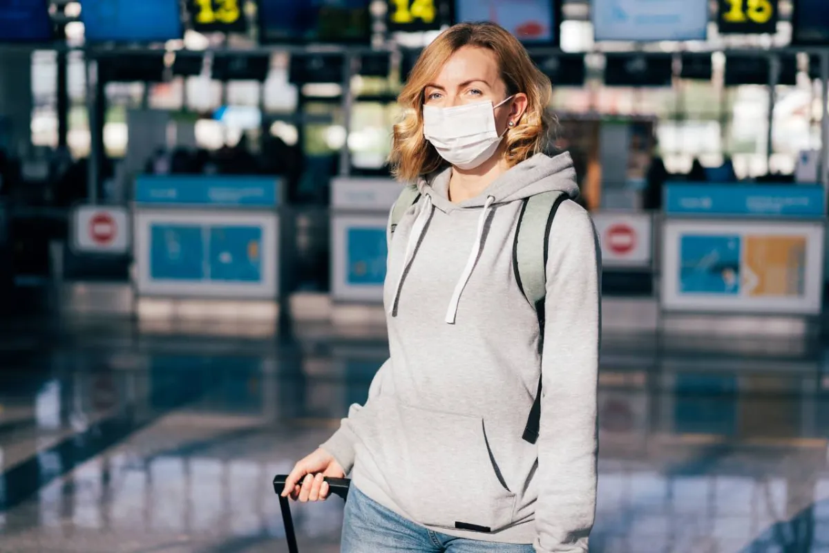 صورة لامرأة حامل في المطار