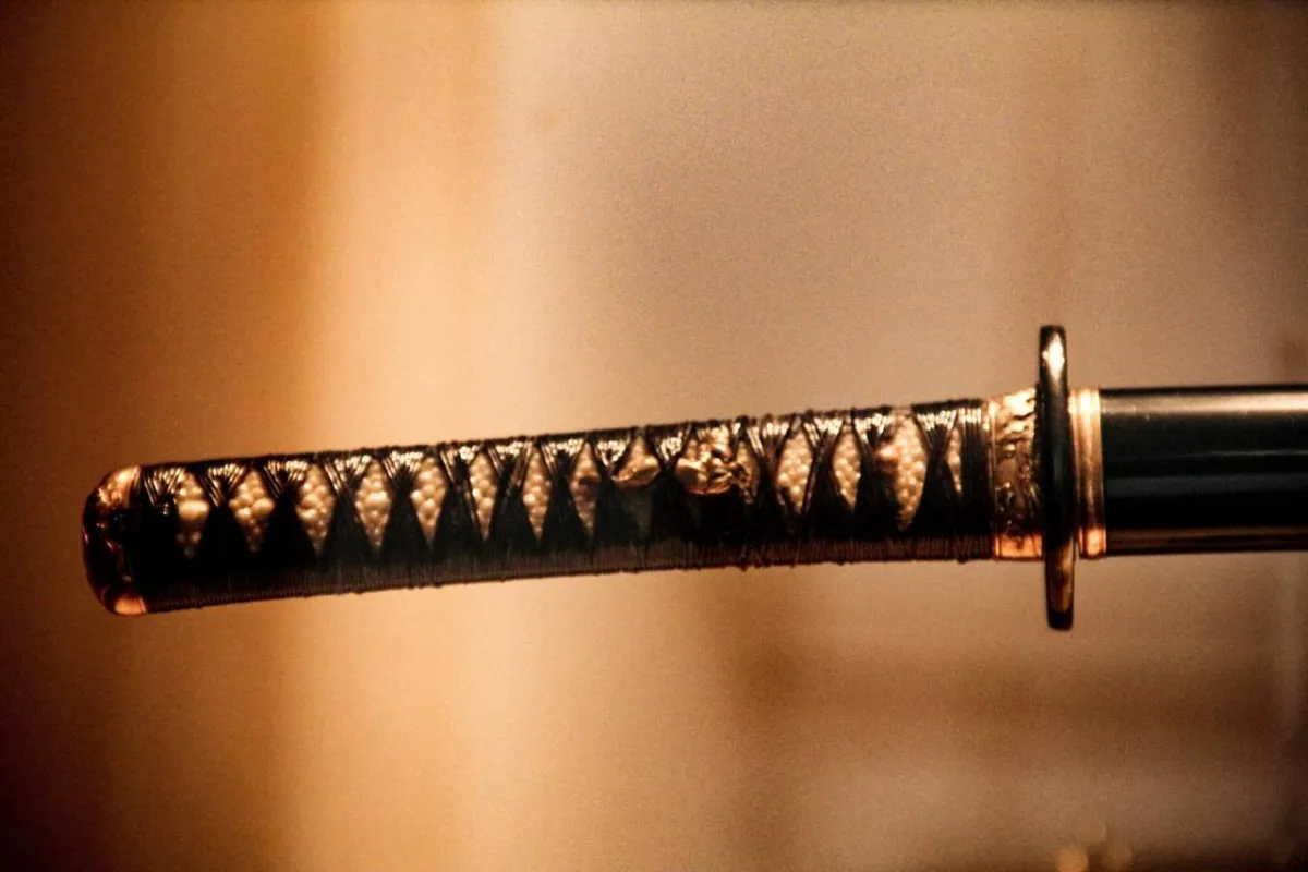  السيف المصنوع من الذهب