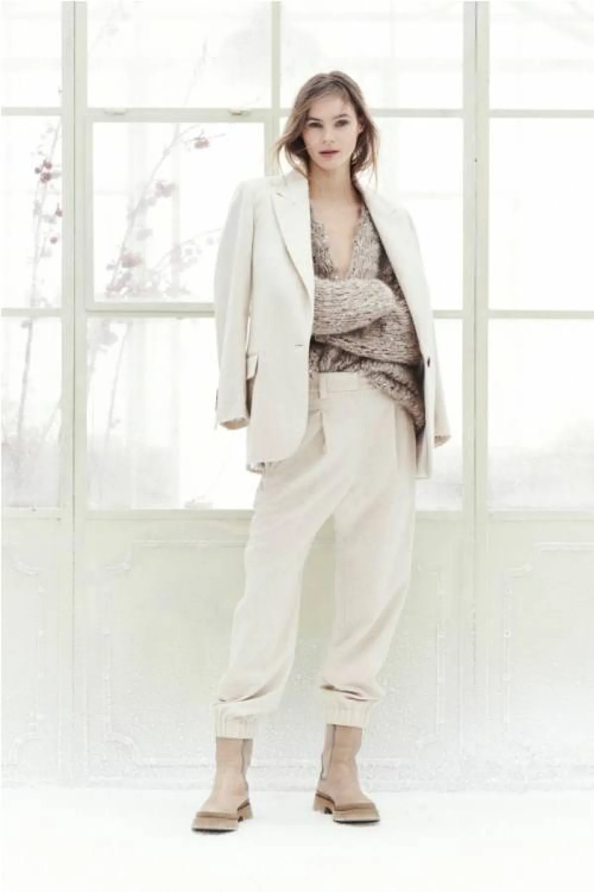 السروال الأبيض مع البليزر من برونيللو كوتشينيللي Brunello Cucinelli