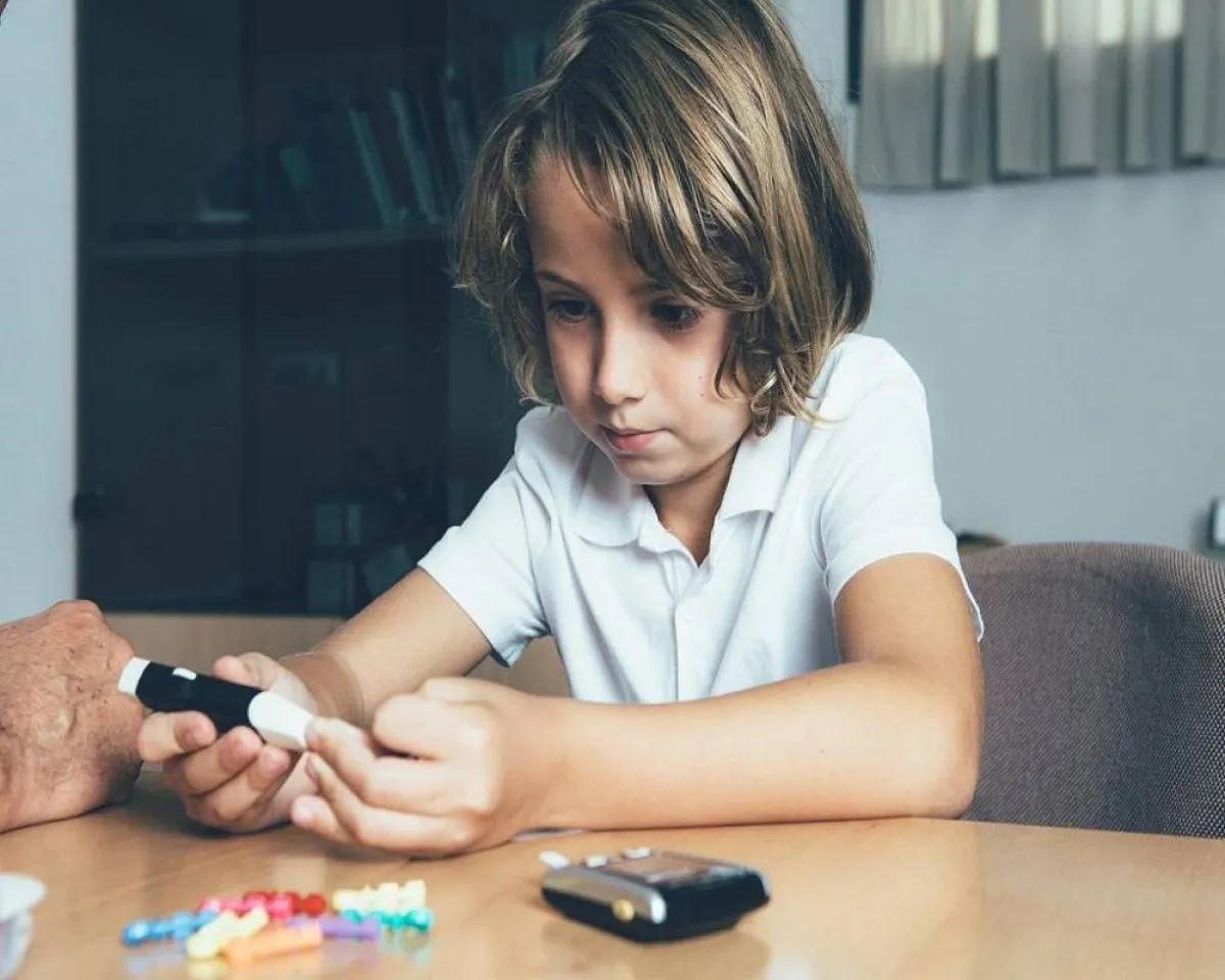 صورة لطفل يقوم بقياس نسبة السكر في الدم 