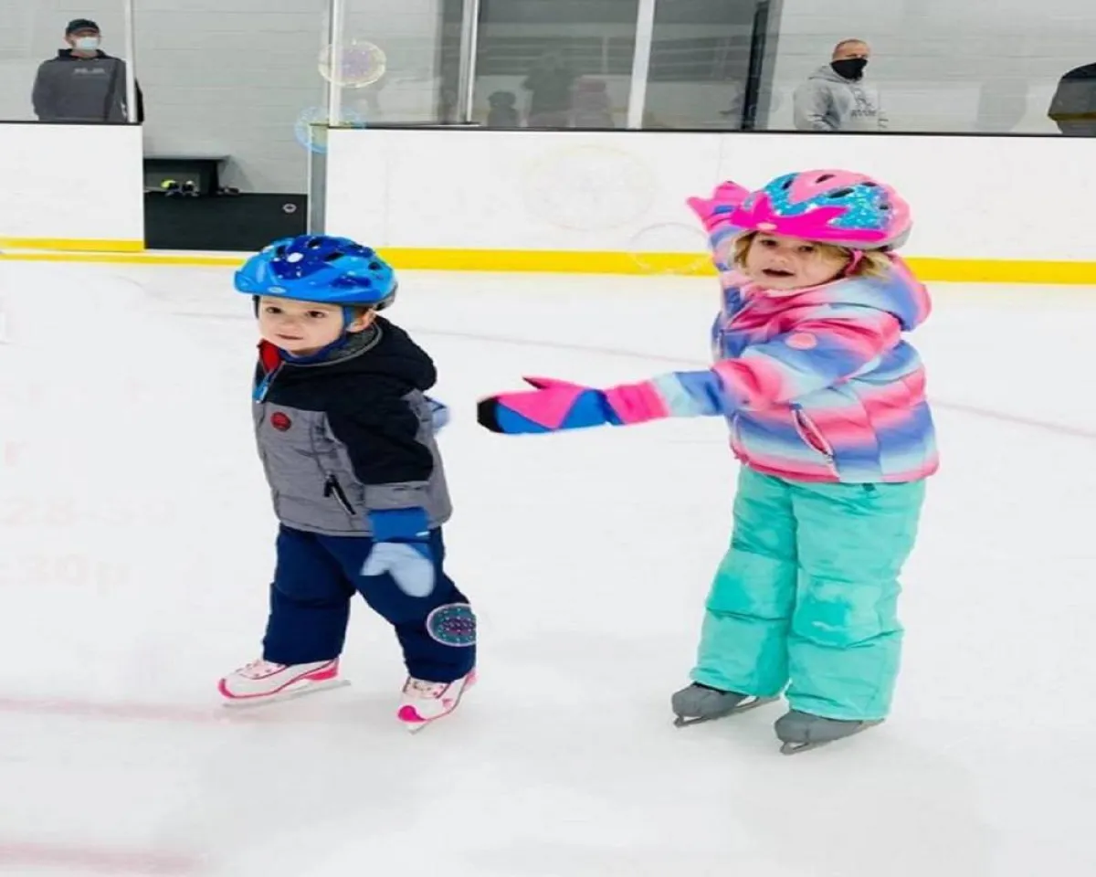 صورة لأطفال صغار يقومون بممارسة التزلج 