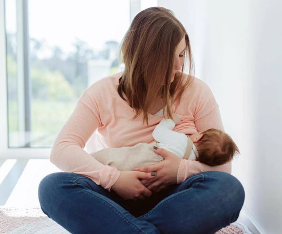 صورة لأم تحرص على الرضاعة الطبيعية