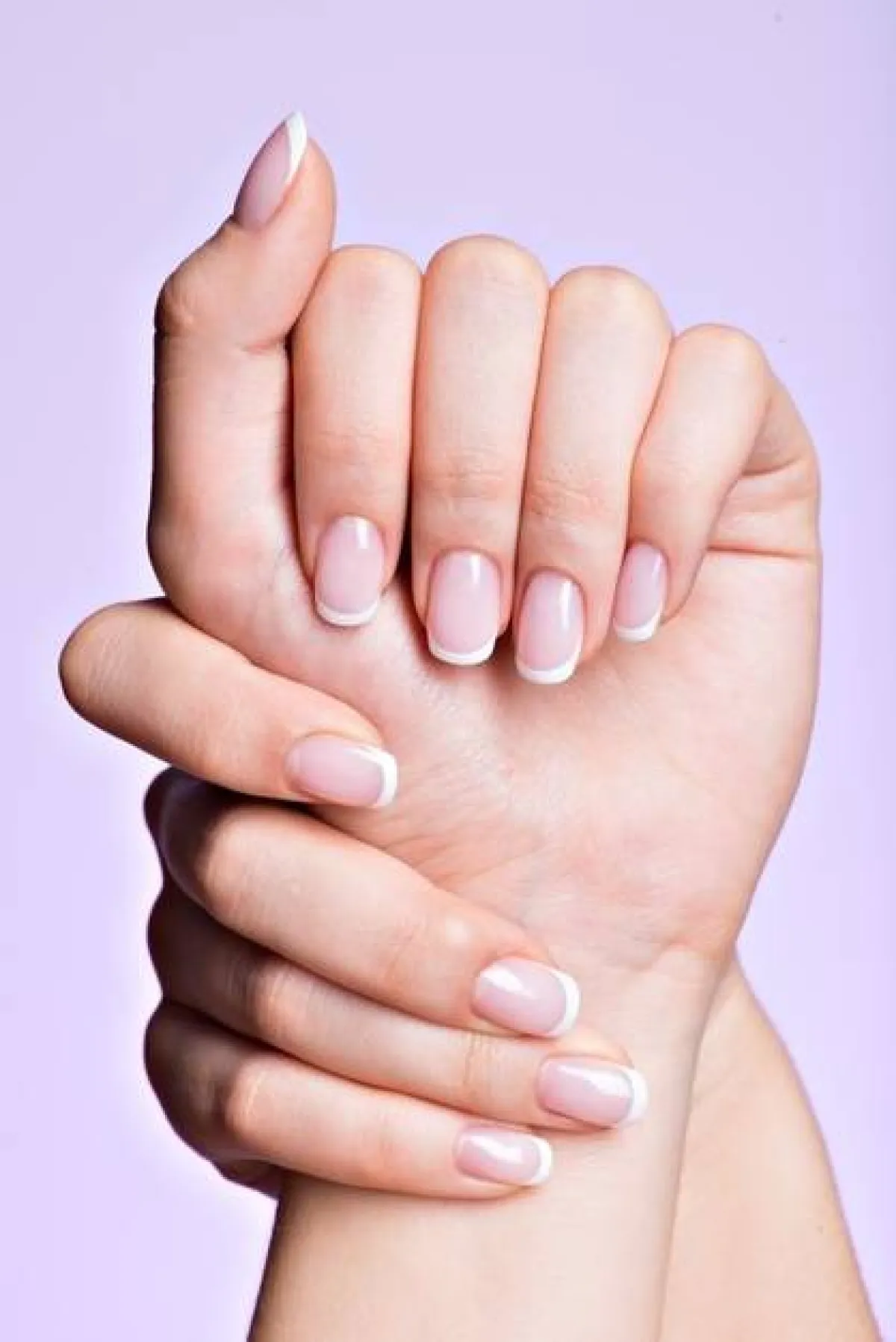 فوائد زيت الورد للاظافر