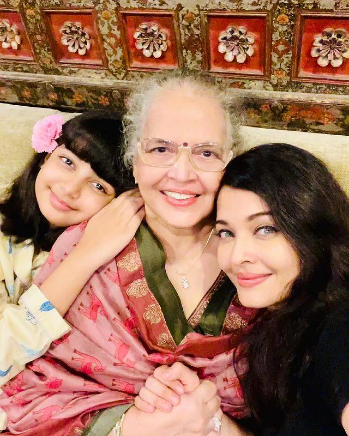 آيشواريا راي مع والدتها وابنتها- الصورة من حسابها على إنستغرام