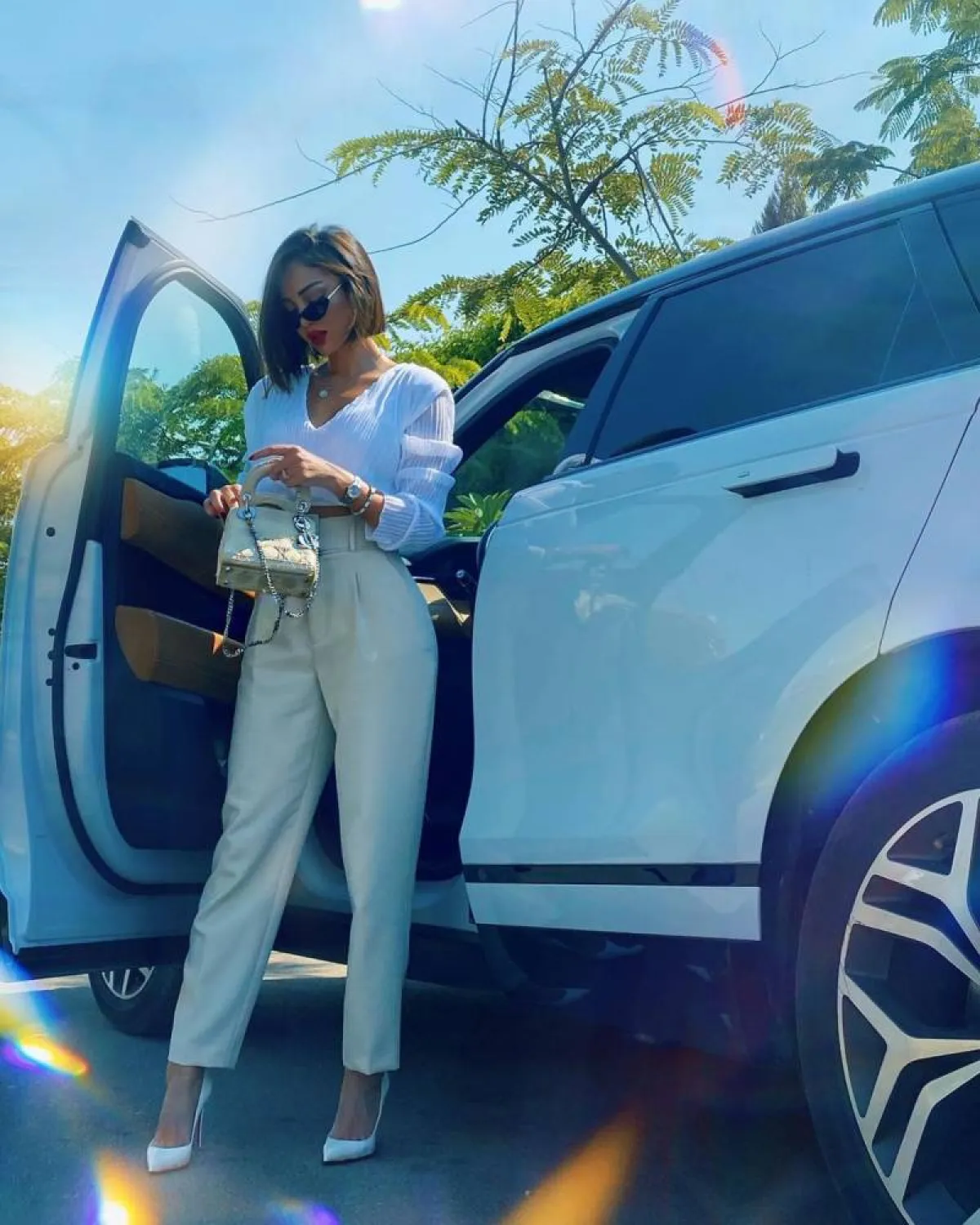 بسمة بوسيل ببنطلون كلاسيكي بيج باستيل مع بلوزة قصيرة بيضاء