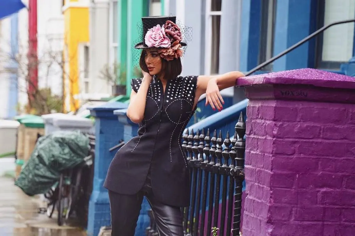 بسمة بوسيل بالبنطلون الجلد الأسود مغ بليزر طويل بدون أكمام