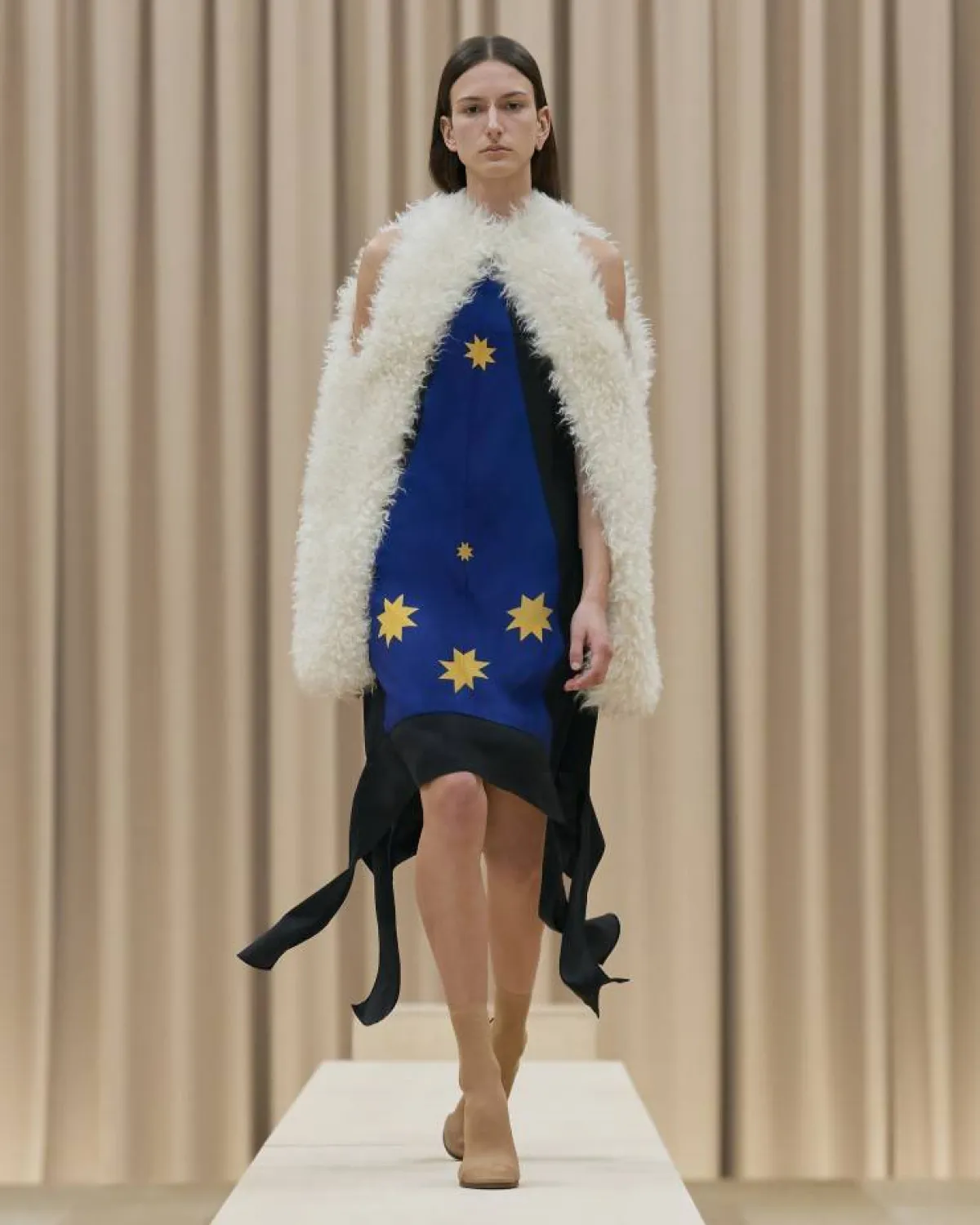 فستان ميدي باللون الأزرق مع نجوم مُطبعة صفراء 