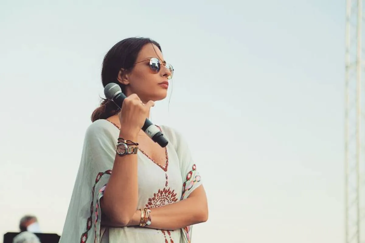 هبة طوجي بنفس الأساور وأضافت لها إسوارة Trinity bracelet من كارتييه-الصورة من حسابها على انستغرام