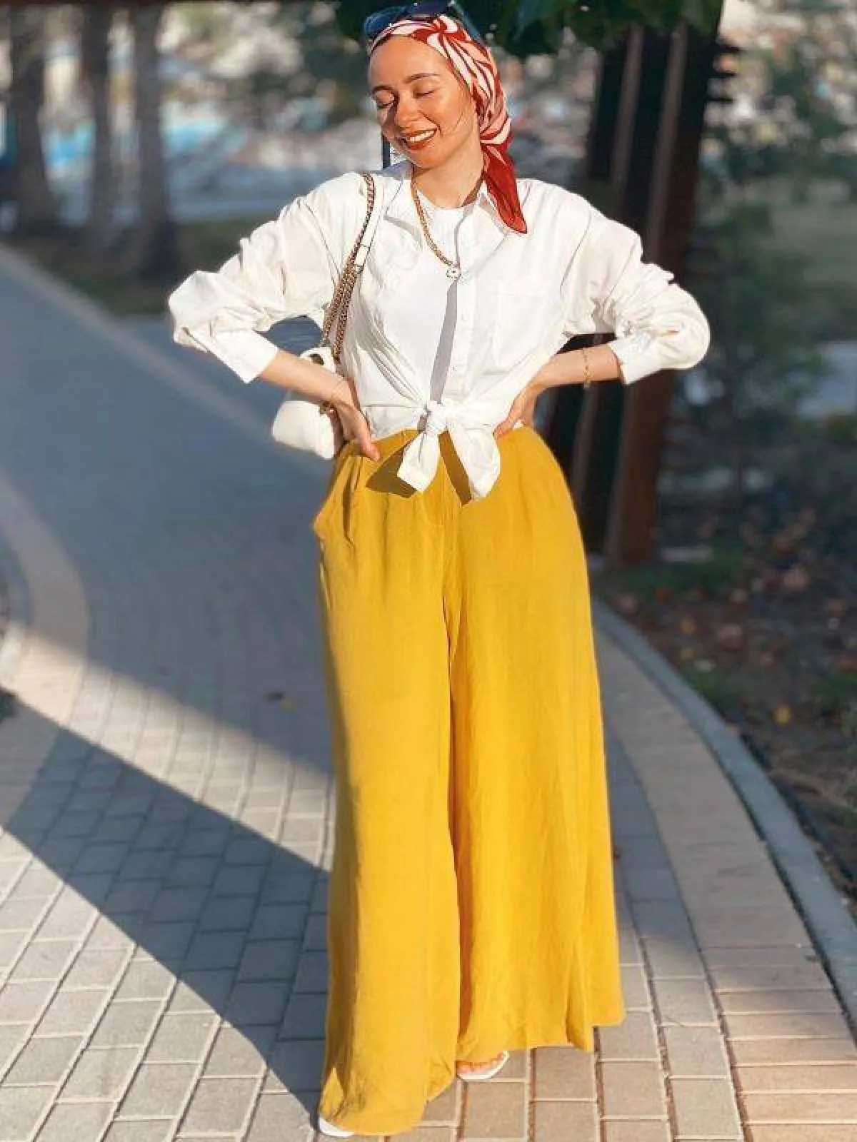 البنطلون الاصفر الواسع 